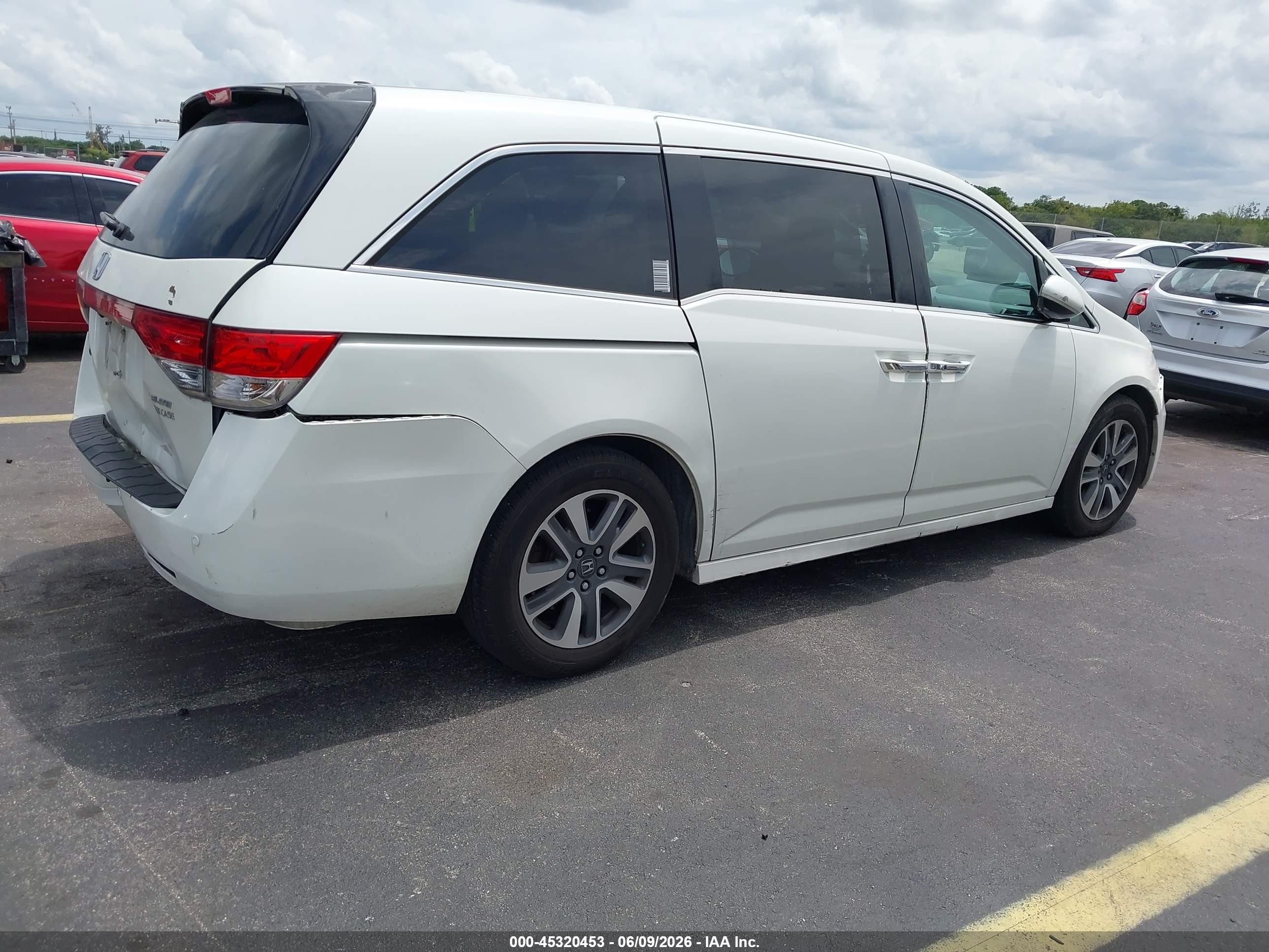 2015 Honda Odyssey Touring/touring Elite White vin: 5FNRL5H9XFB049408