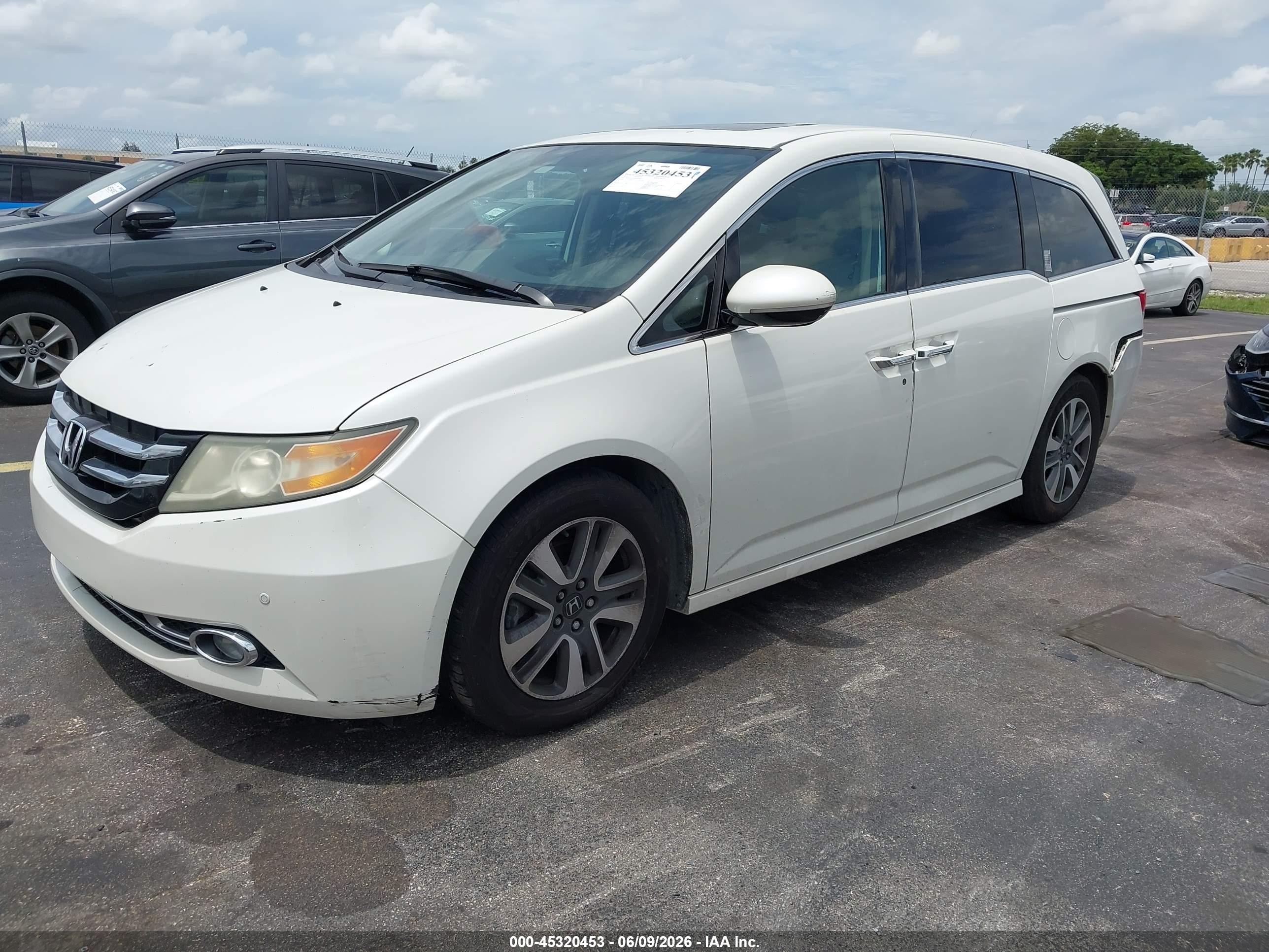 2015 Honda Odyssey Touring/touring Elite White vin: 5FNRL5H9XFB049408