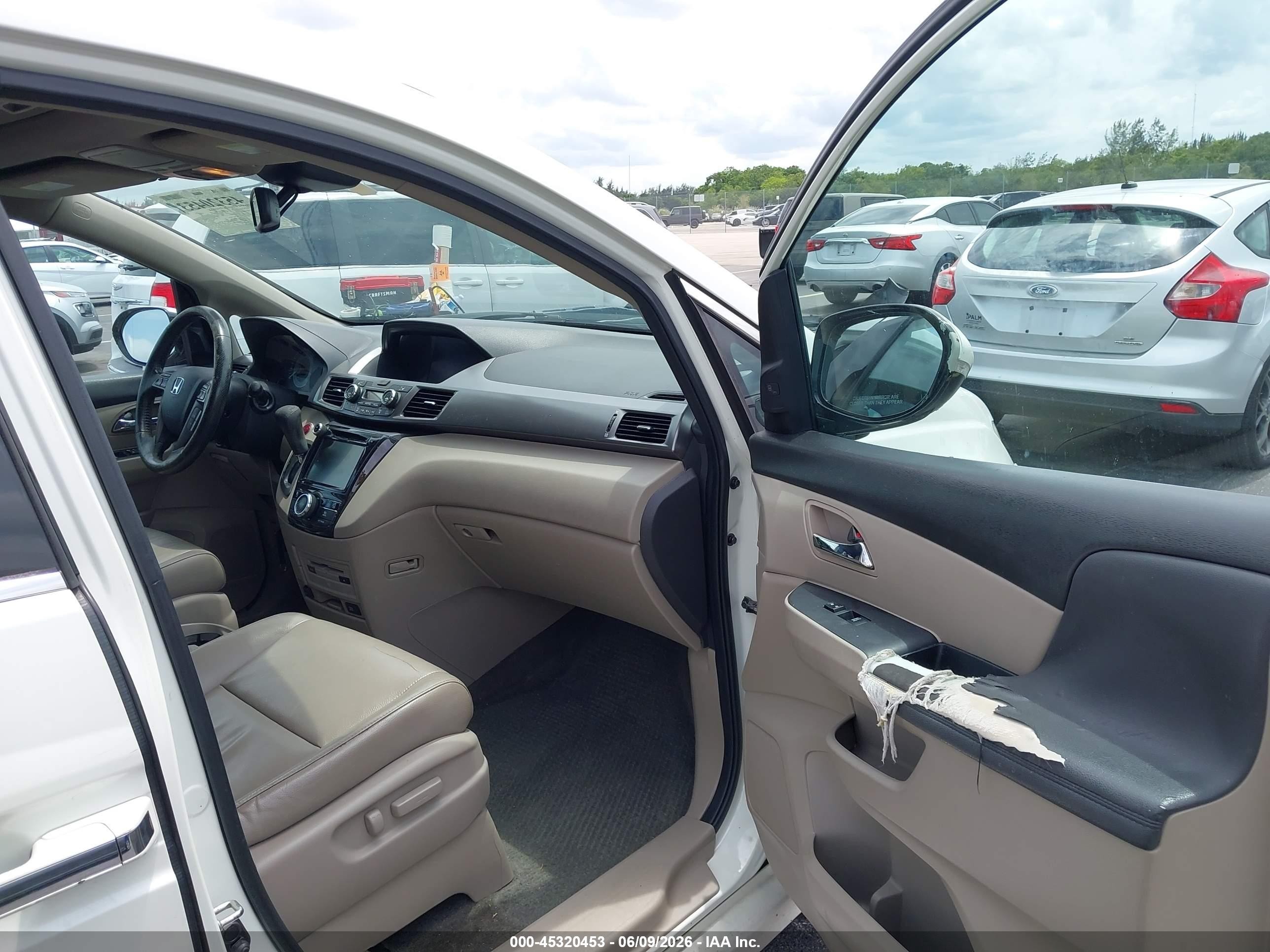 2015 Honda Odyssey Touring/touring Elite White vin: 5FNRL5H9XFB049408