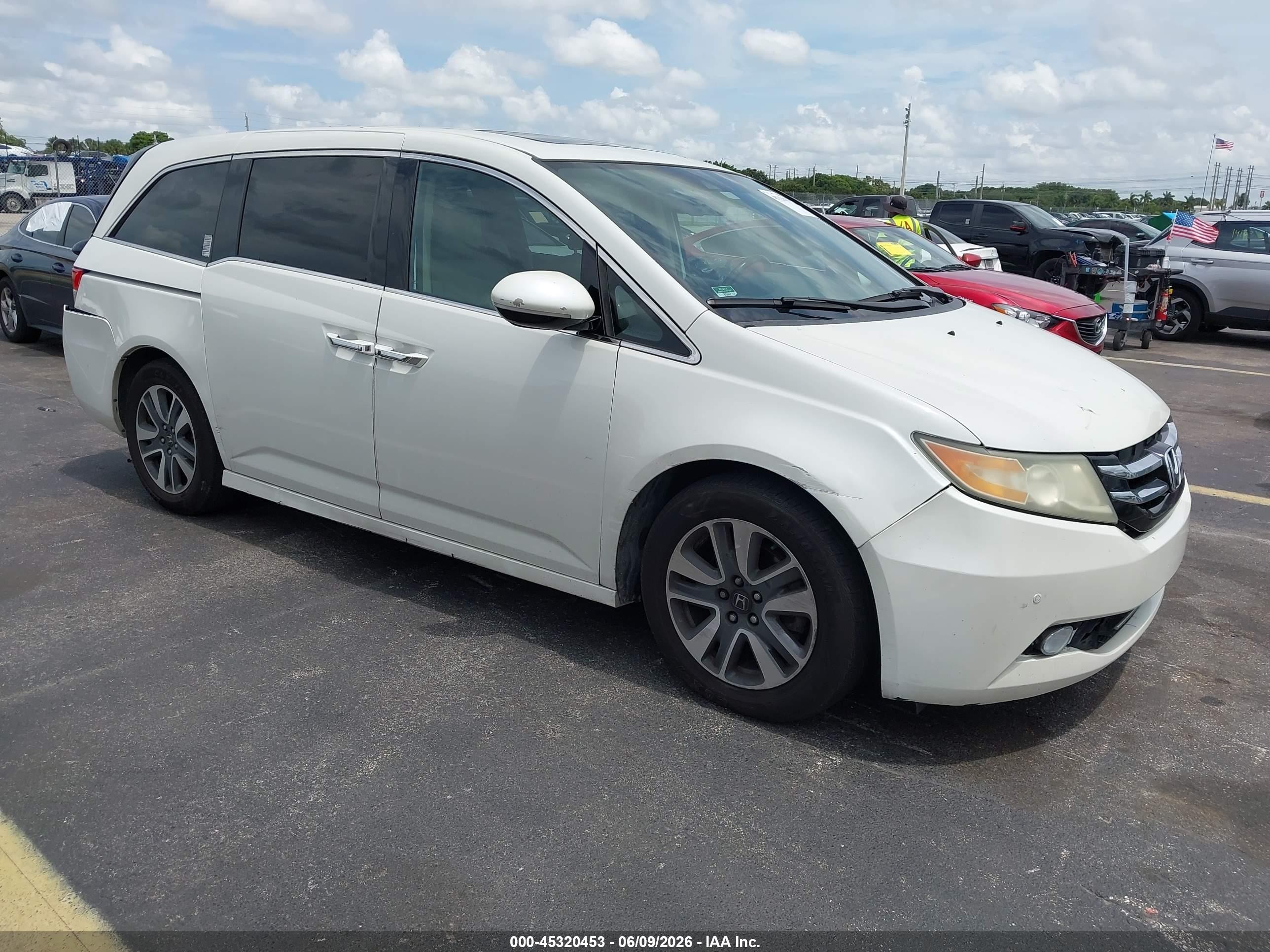2015 Honda Odyssey Touring/touring Elite White vin: 5FNRL5H9XFB049408