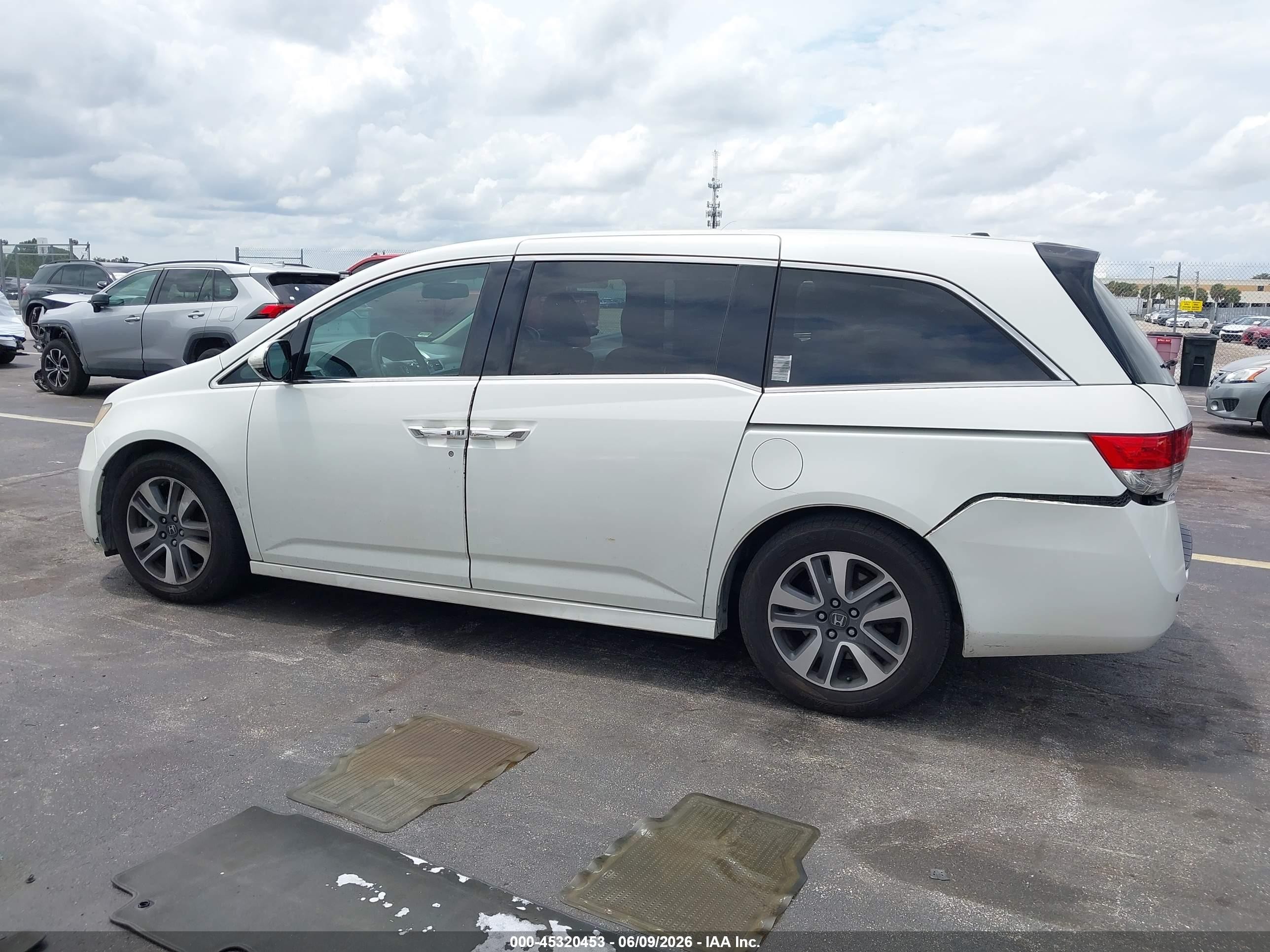 2015 Honda Odyssey Touring/touring Elite White vin: 5FNRL5H9XFB049408