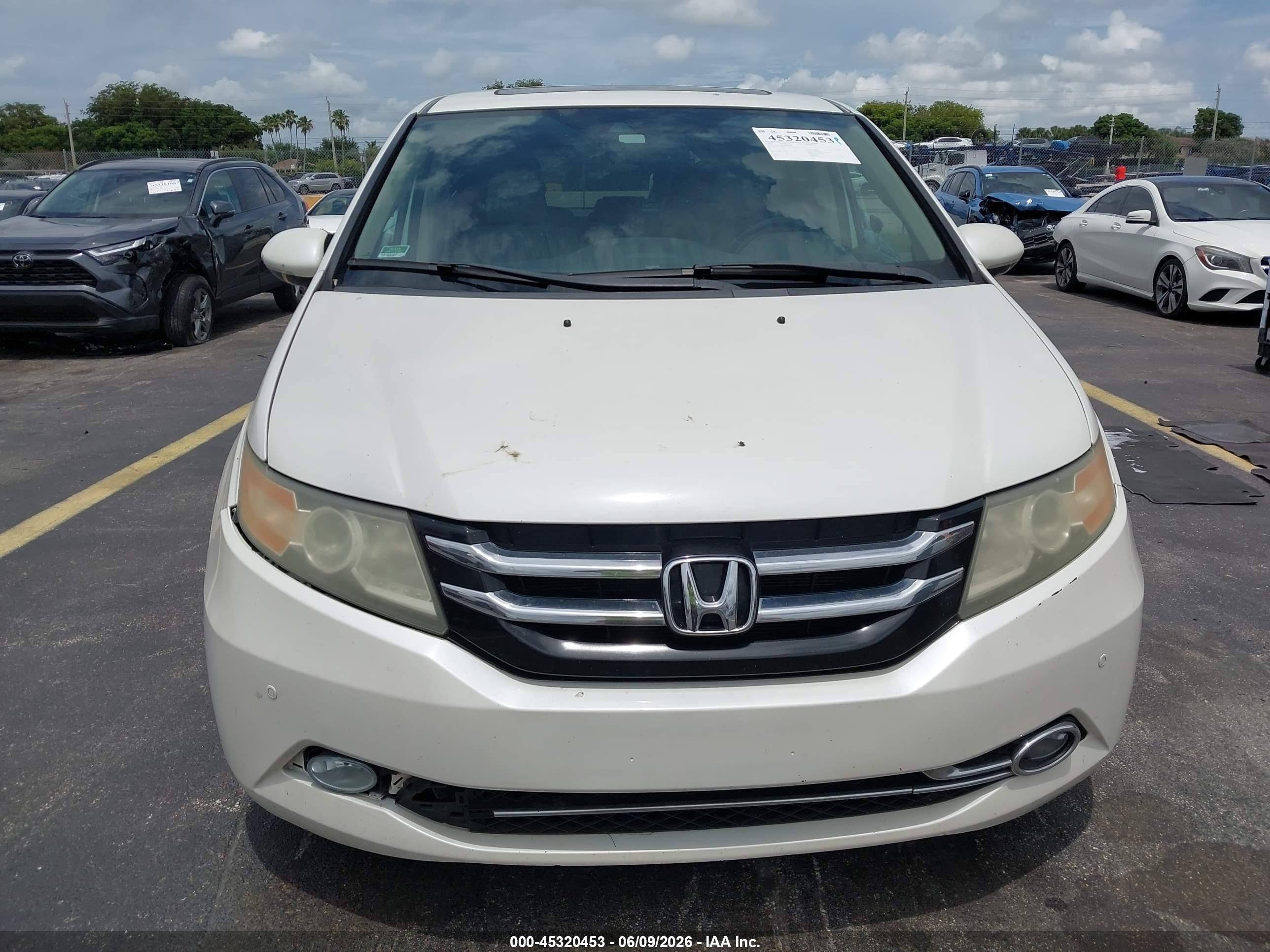 2015 Honda Odyssey Touring/touring Elite White vin: 5FNRL5H9XFB049408