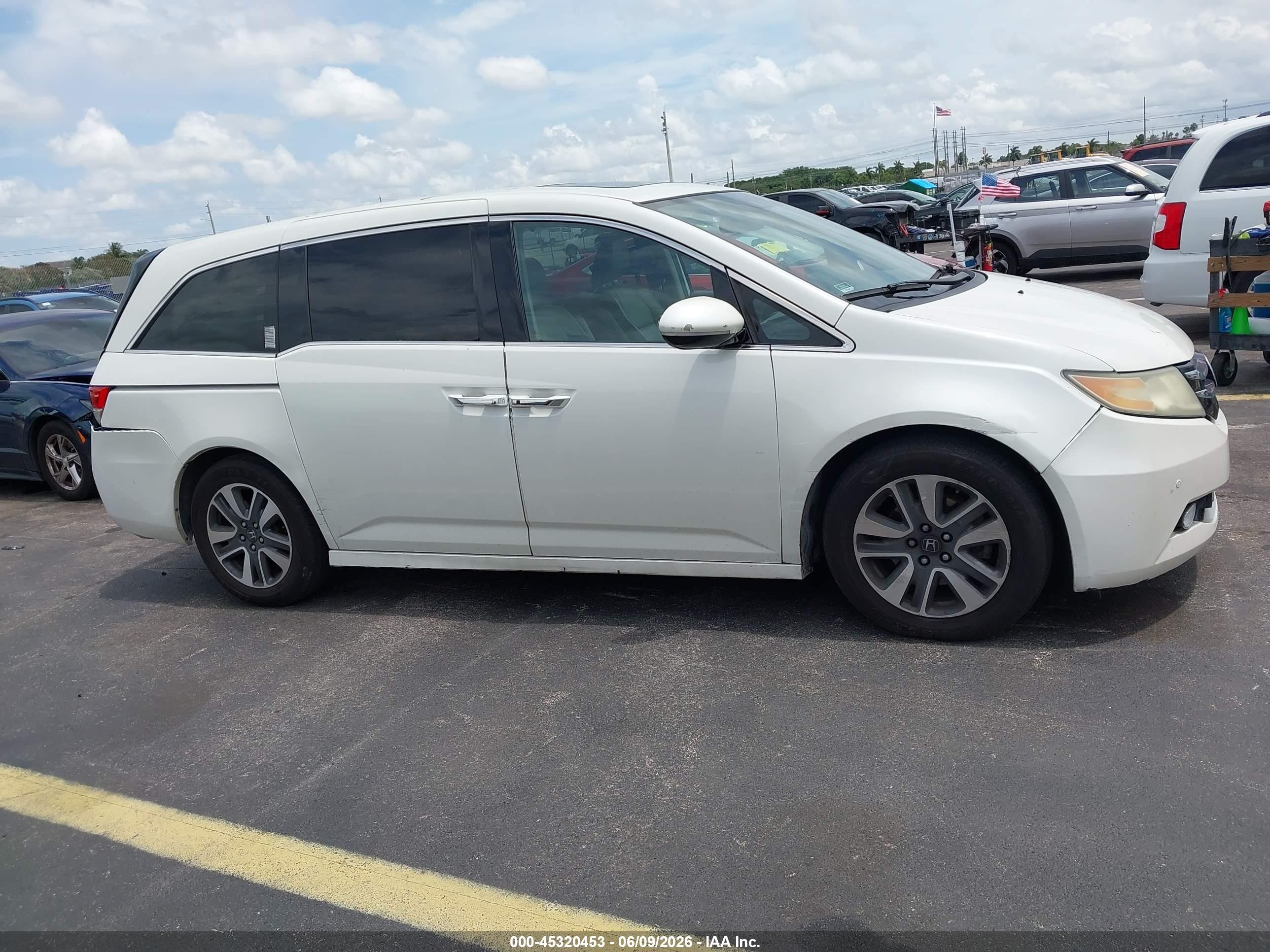 2015 Honda Odyssey Touring/touring Elite White vin: 5FNRL5H9XFB049408