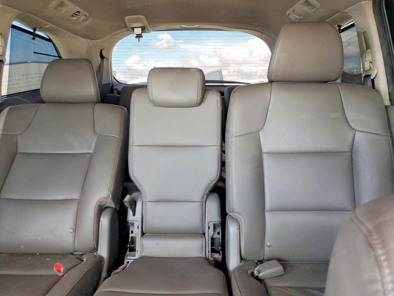 2015 Honda Odyssey Touring Silver vin: 5FNRL5H9XFB086328