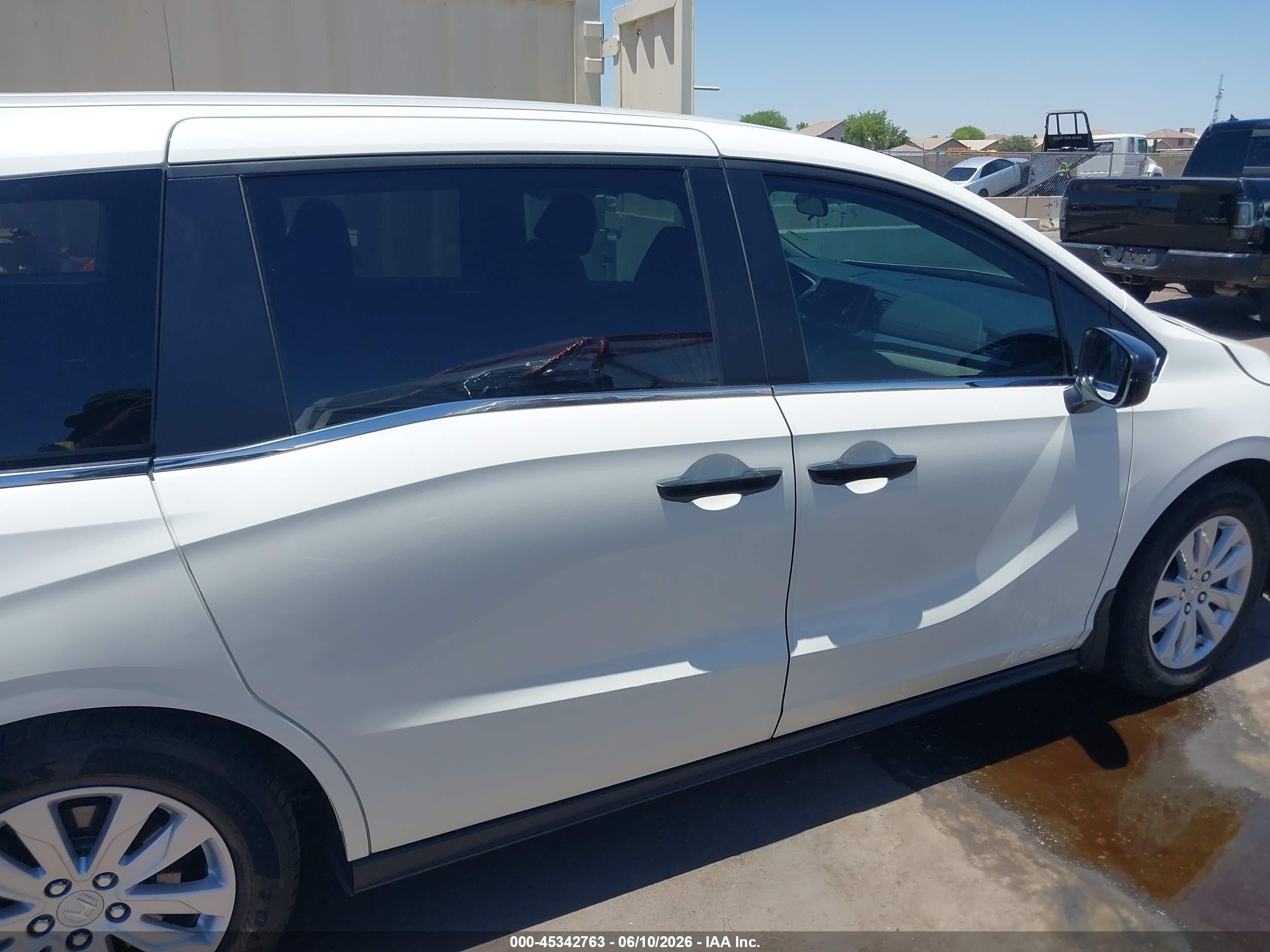 2019 Honda Odyssey Lx White vin: 5FNRL6H21KB065810