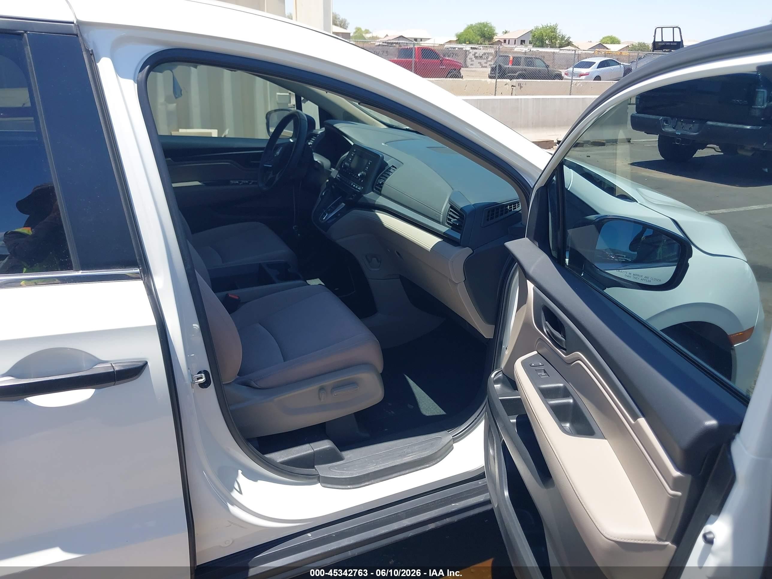 2019 Honda Odyssey Lx White vin: 5FNRL6H21KB065810