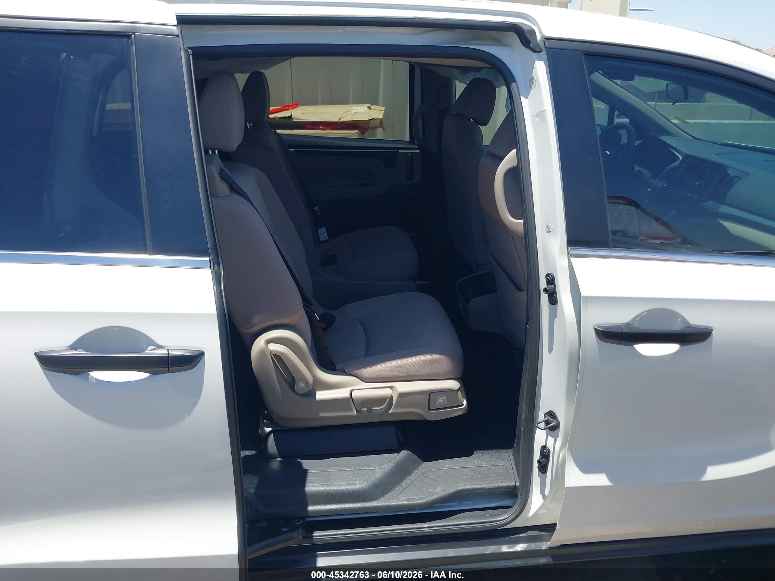 2019 Honda Odyssey Lx White vin: 5FNRL6H21KB065810