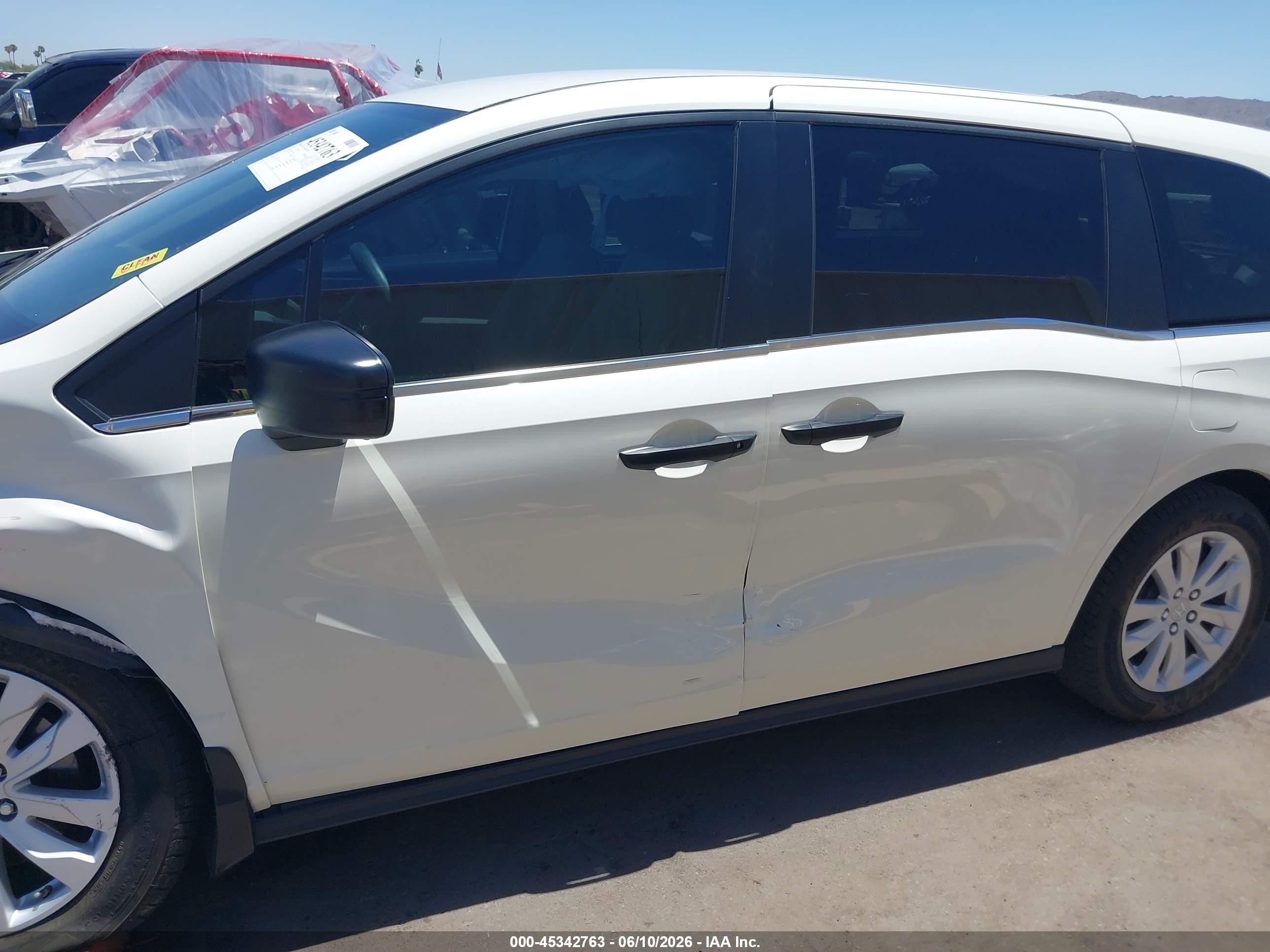2019 Honda Odyssey Lx White vin: 5FNRL6H21KB065810