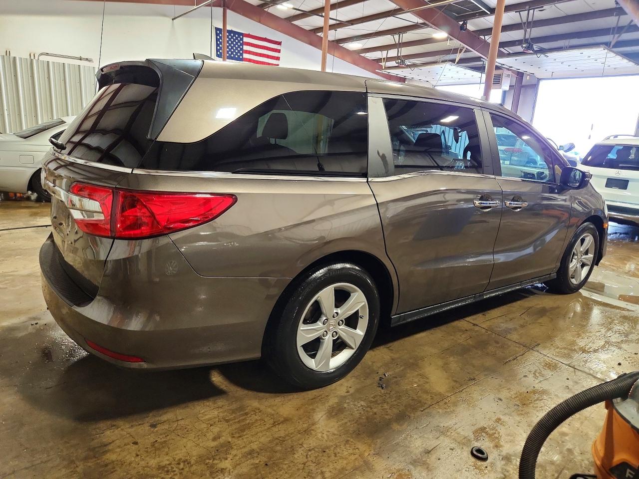 2018 Honda Odyssey Ex Gray vin: 5FNRL6H54JB081461