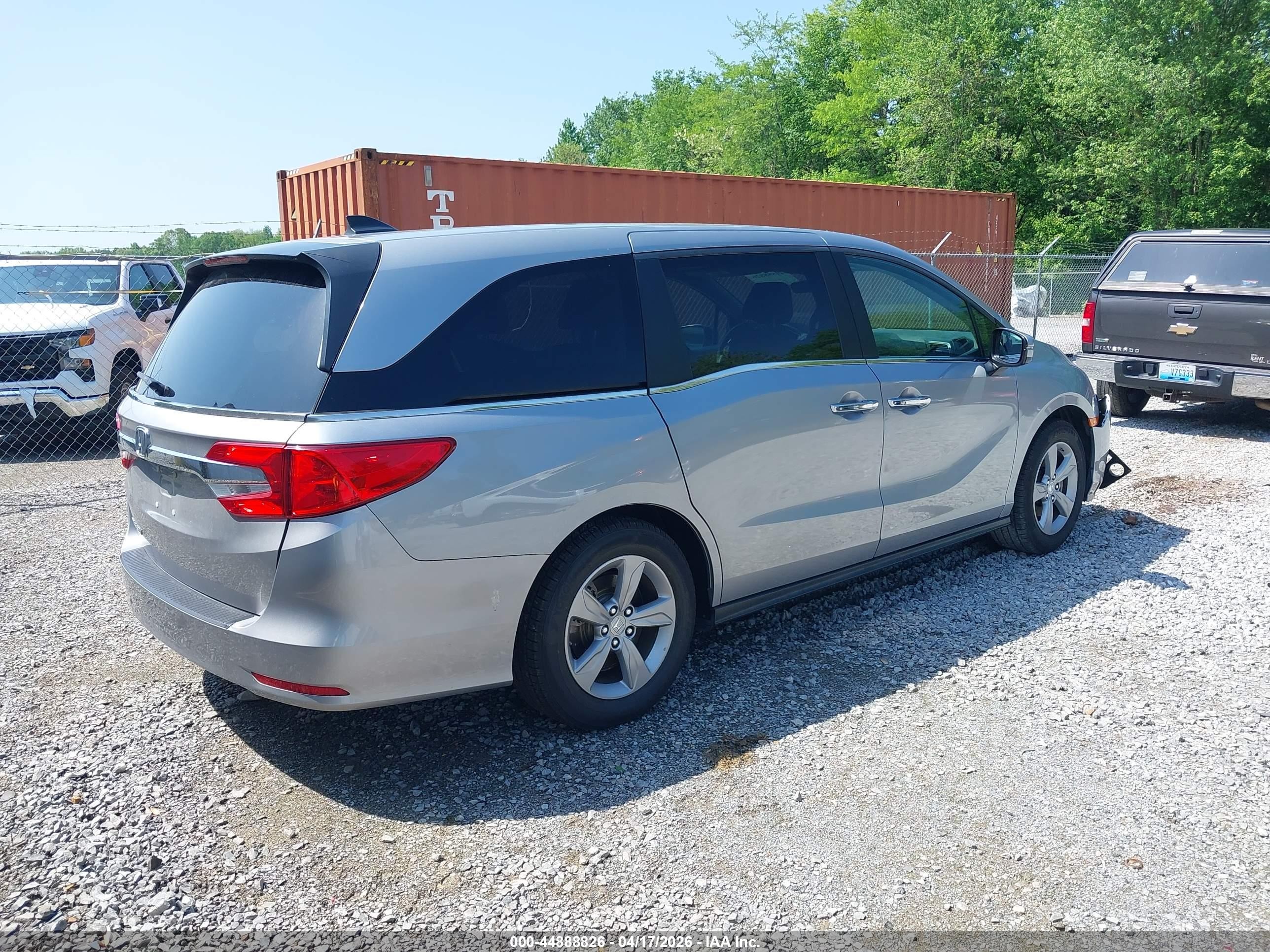 2018 Honda Odyssey Ex-l Серебряный vin: 5FNRL6H70JB070751