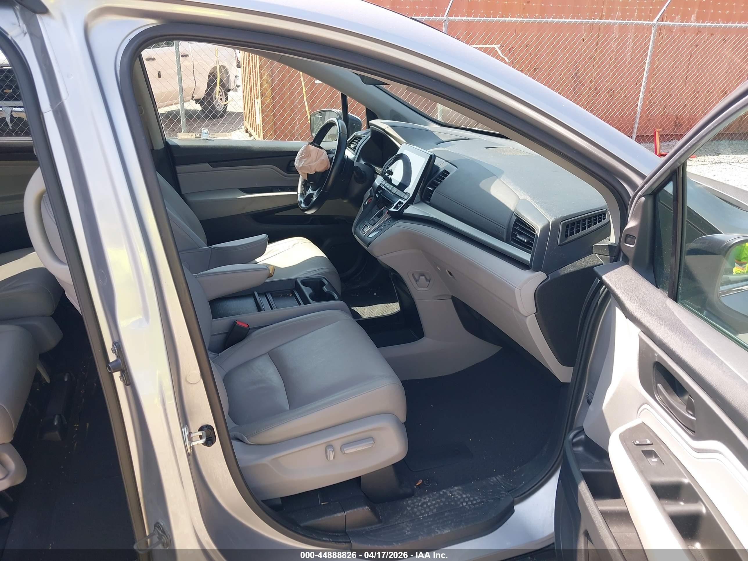 2018 Honda Odyssey Ex-l Серебряный vin: 5FNRL6H70JB070751
