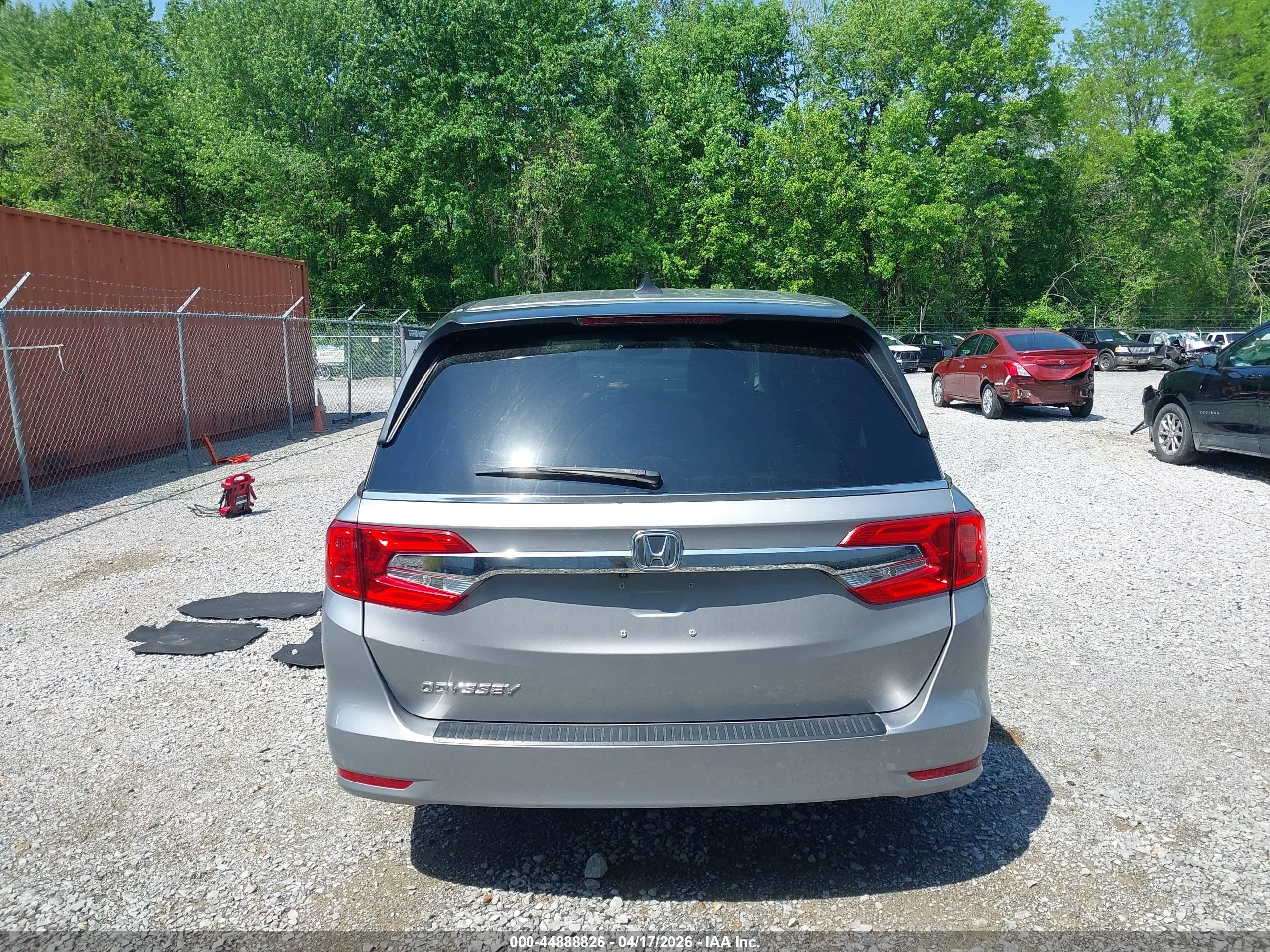 2018 Honda Odyssey Ex-l Серебряный vin: 5FNRL6H70JB070751