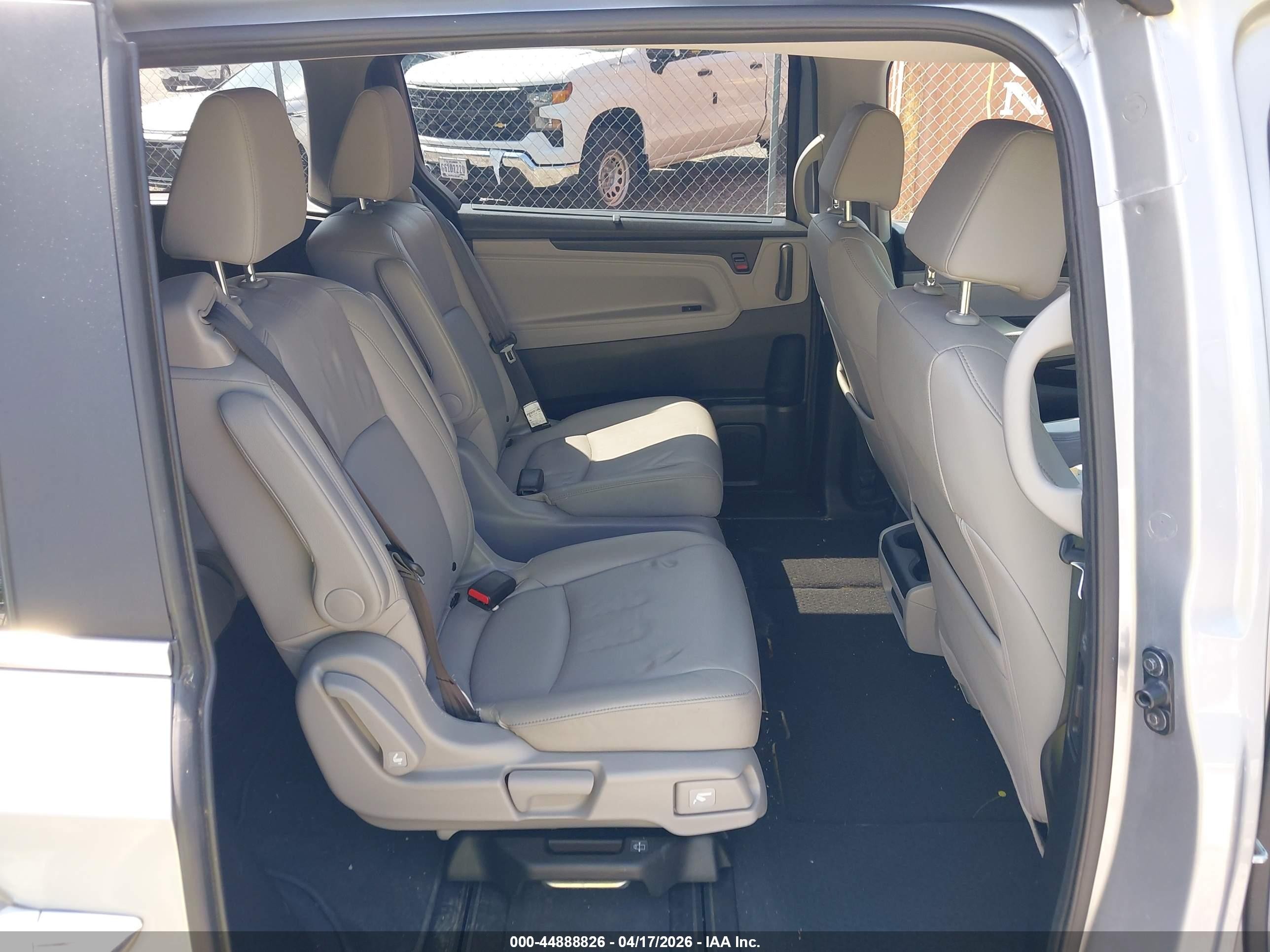 2018 Honda Odyssey Ex-l Серебряный vin: 5FNRL6H70JB070751