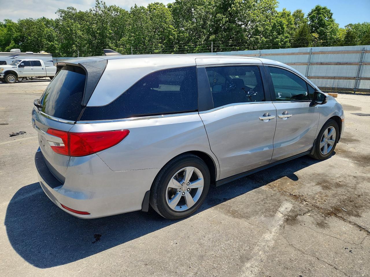 2018 Honda Odyssey Exl Silver vin: 5FNRL6H79JB020141