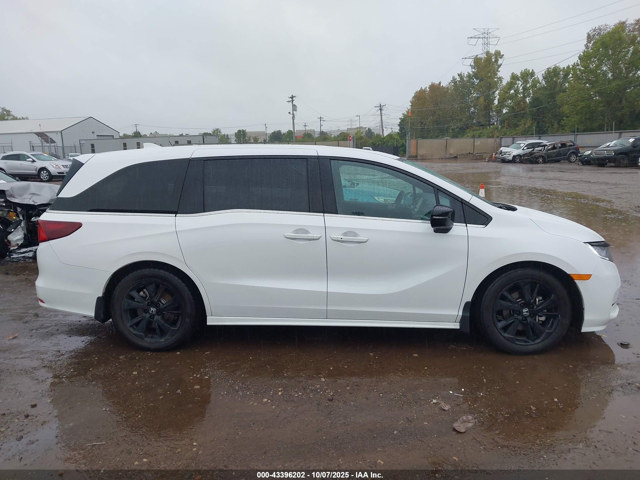 2024 Honda Odyssey Sport White vin: 5FNRL6H79RB005456