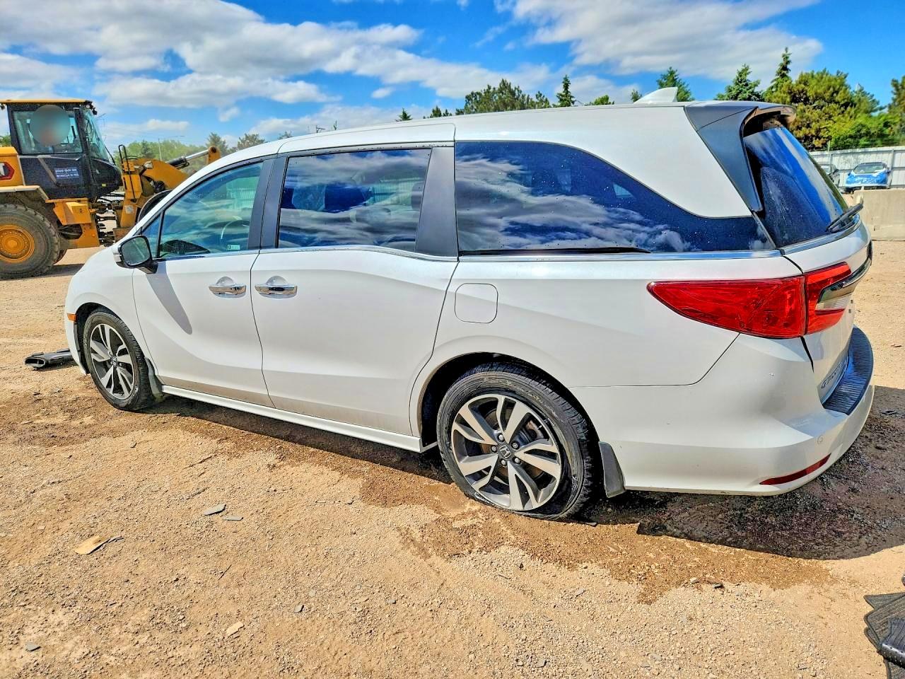 2024 Honda Odyssey Touring White vin: 5FNRL6H80RB016693