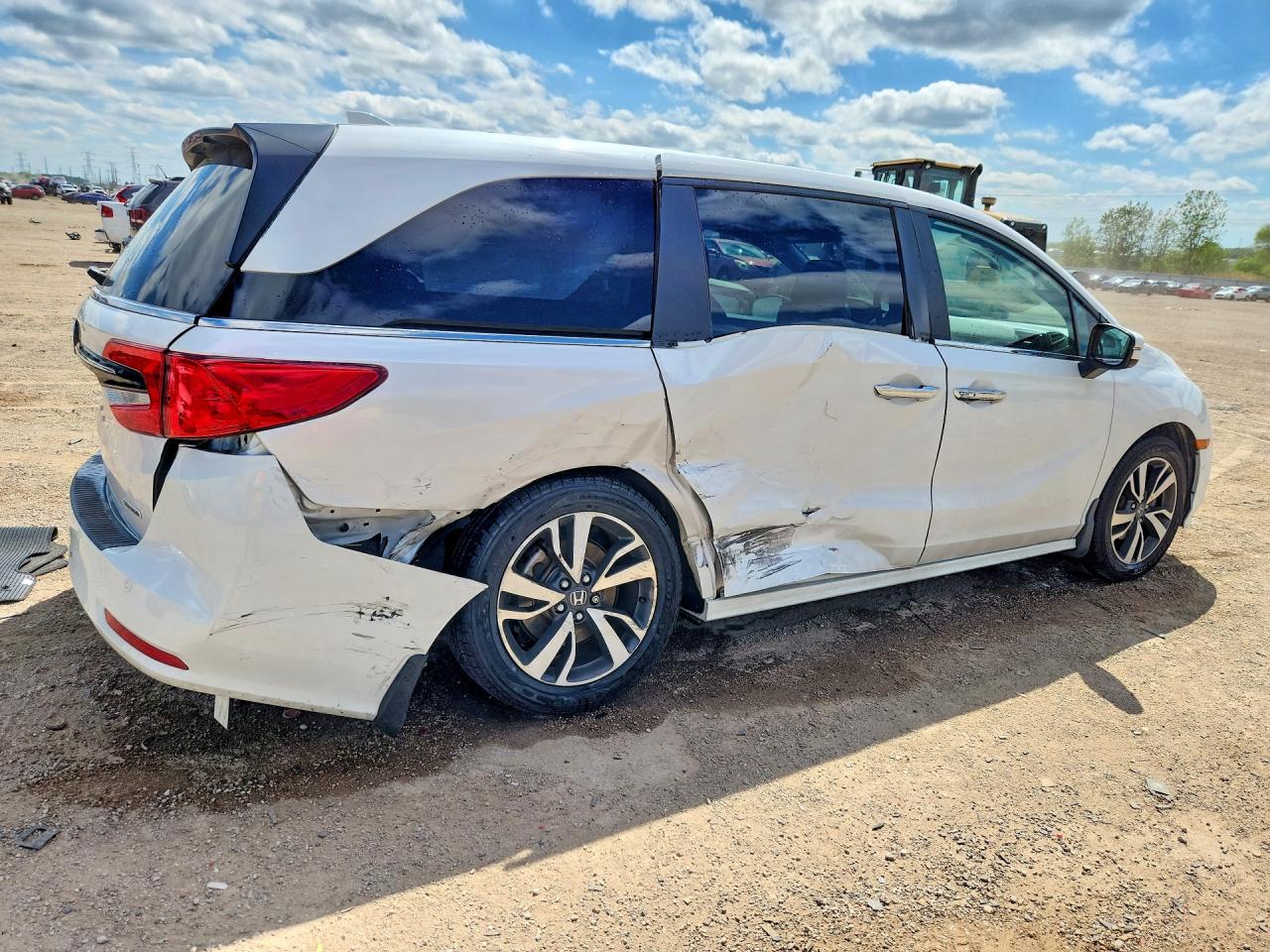 2024 Honda Odyssey Touring White vin: 5FNRL6H80RB016693
