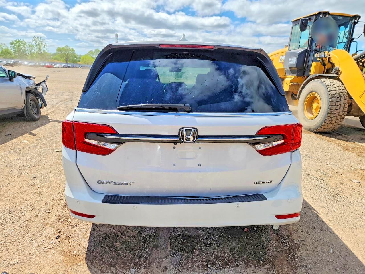 2024 Honda Odyssey Touring White vin: 5FNRL6H80RB016693