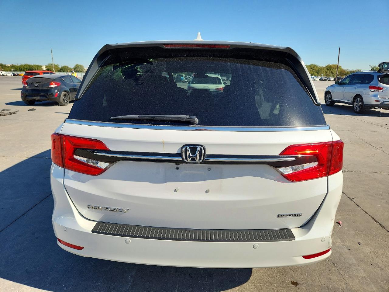 2024 Honda Odyssey Touring White vin: 5FNRL6H80RB035129