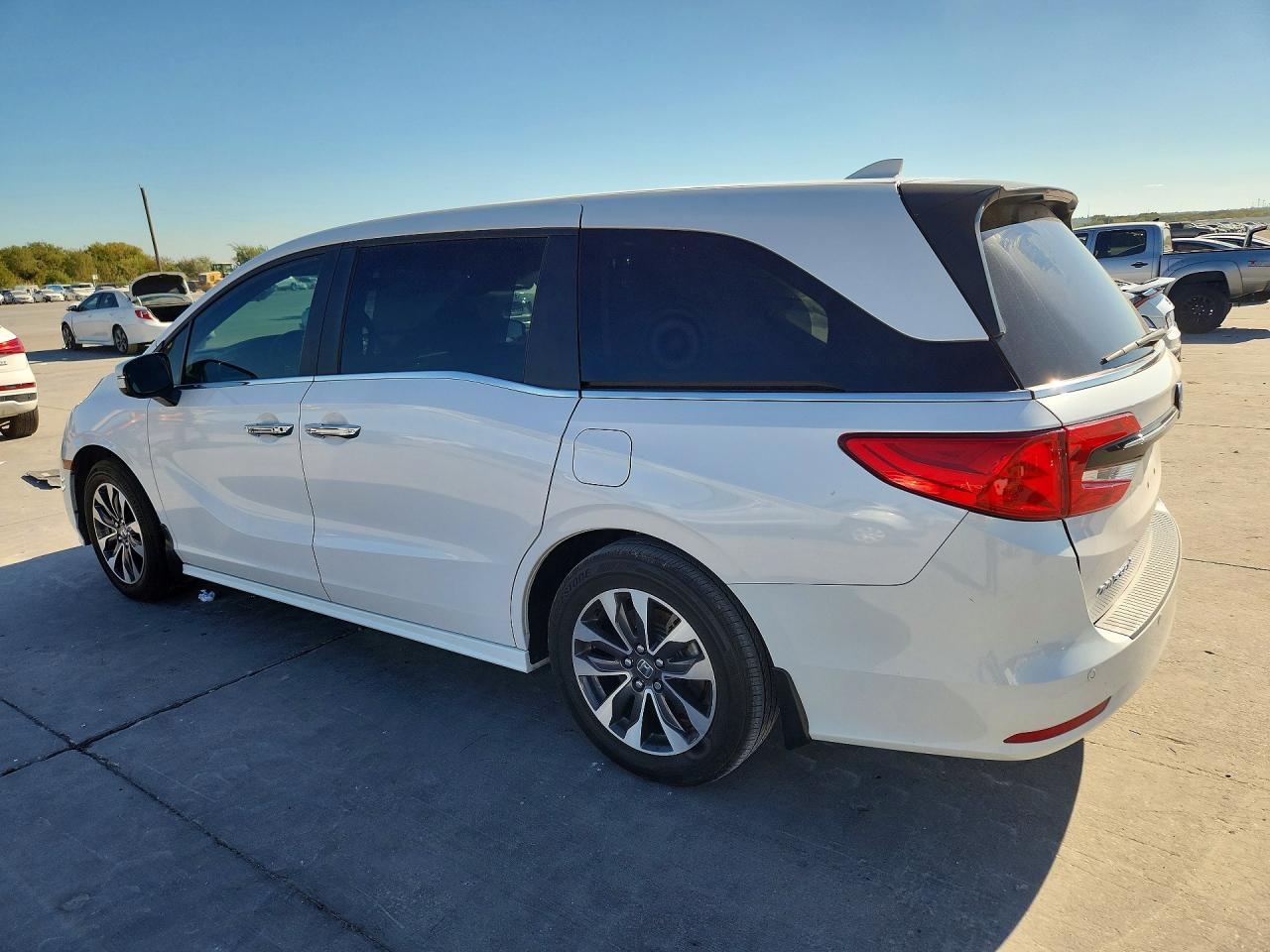 2024 Honda Odyssey Touring White vin: 5FNRL6H80RB035129