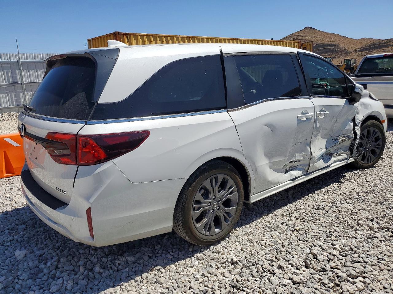 2026 Honda Odyssey Touring White vin: 5FNRL6H82TB012491