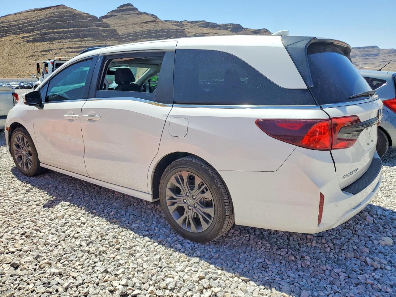 2026 Honda Odyssey Touring White vin: 5FNRL6H82TB012491