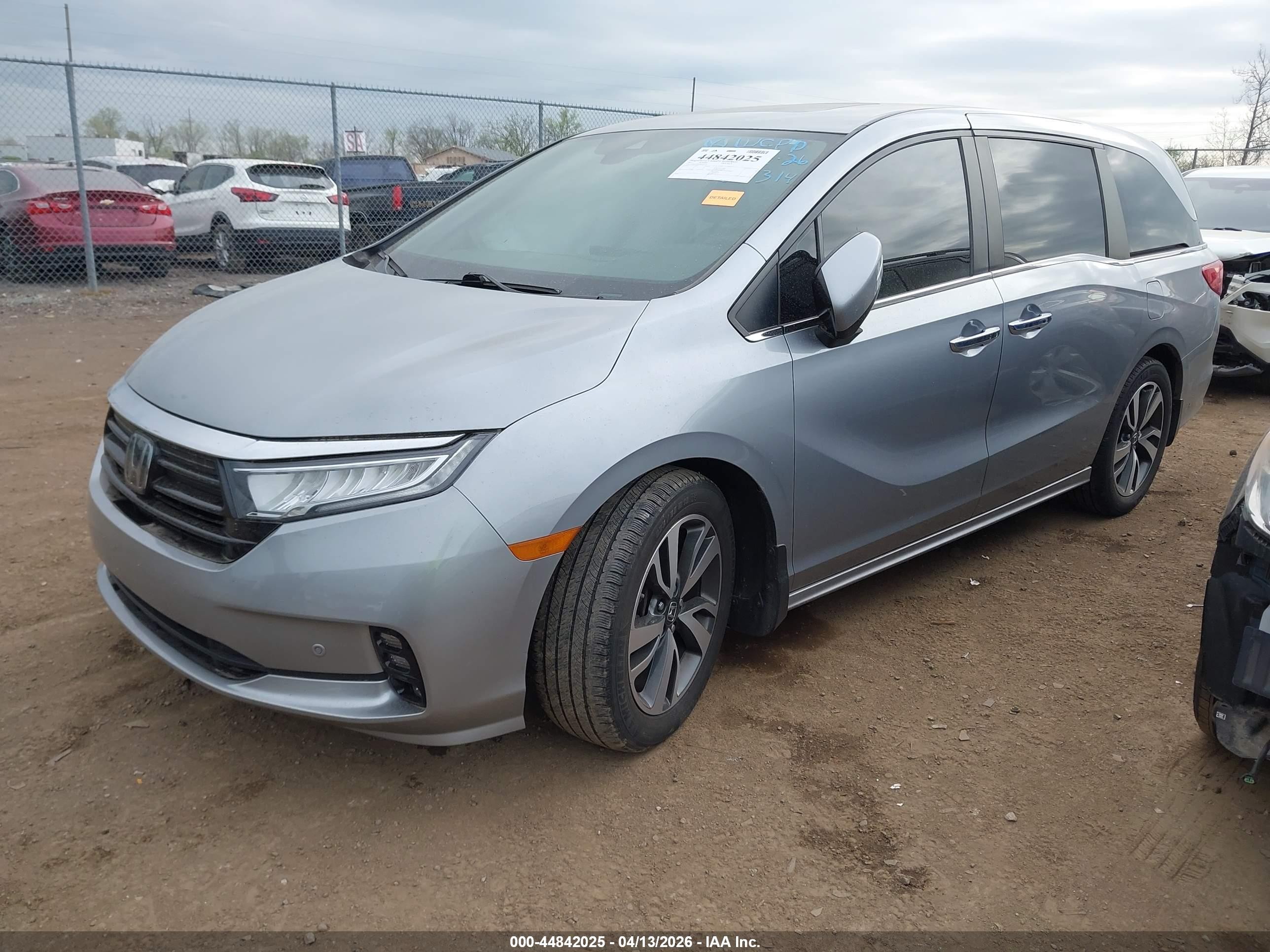 2021 Honda Odyssey Touring Silver vin: 5FNRL6H85MB035314