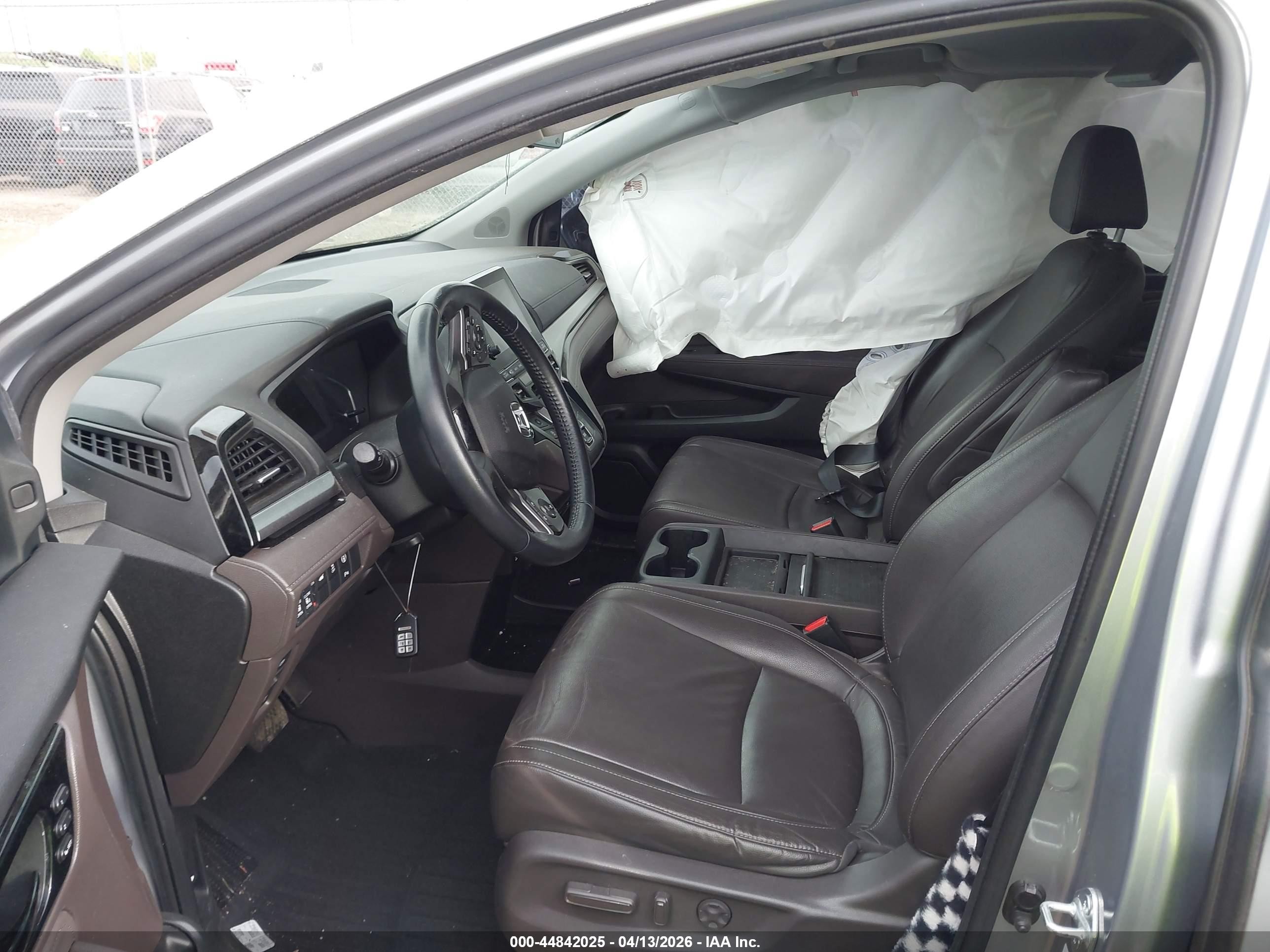 2021 Honda Odyssey Touring Silver vin: 5FNRL6H85MB035314