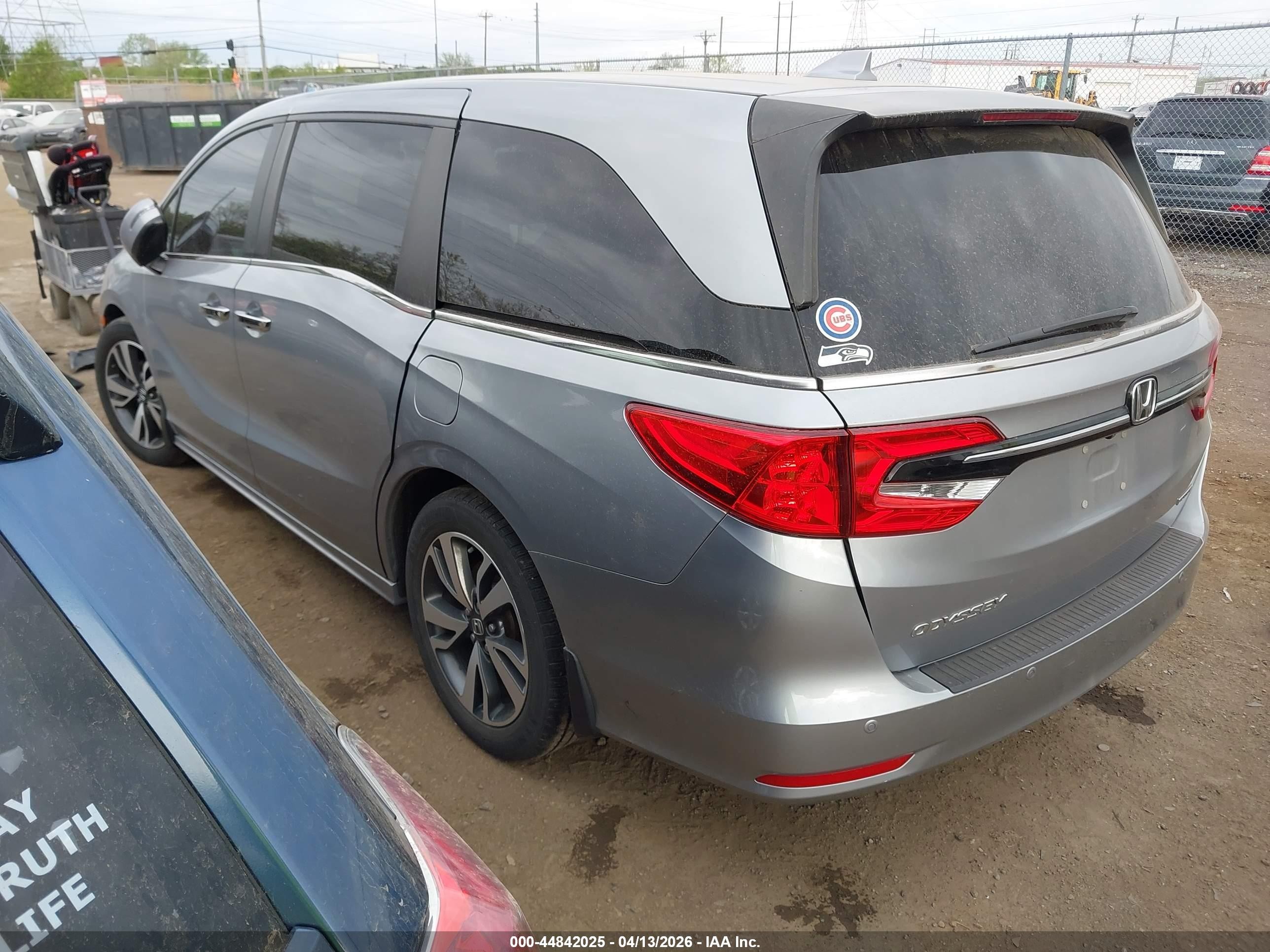 2021 Honda Odyssey Touring Silver vin: 5FNRL6H85MB035314