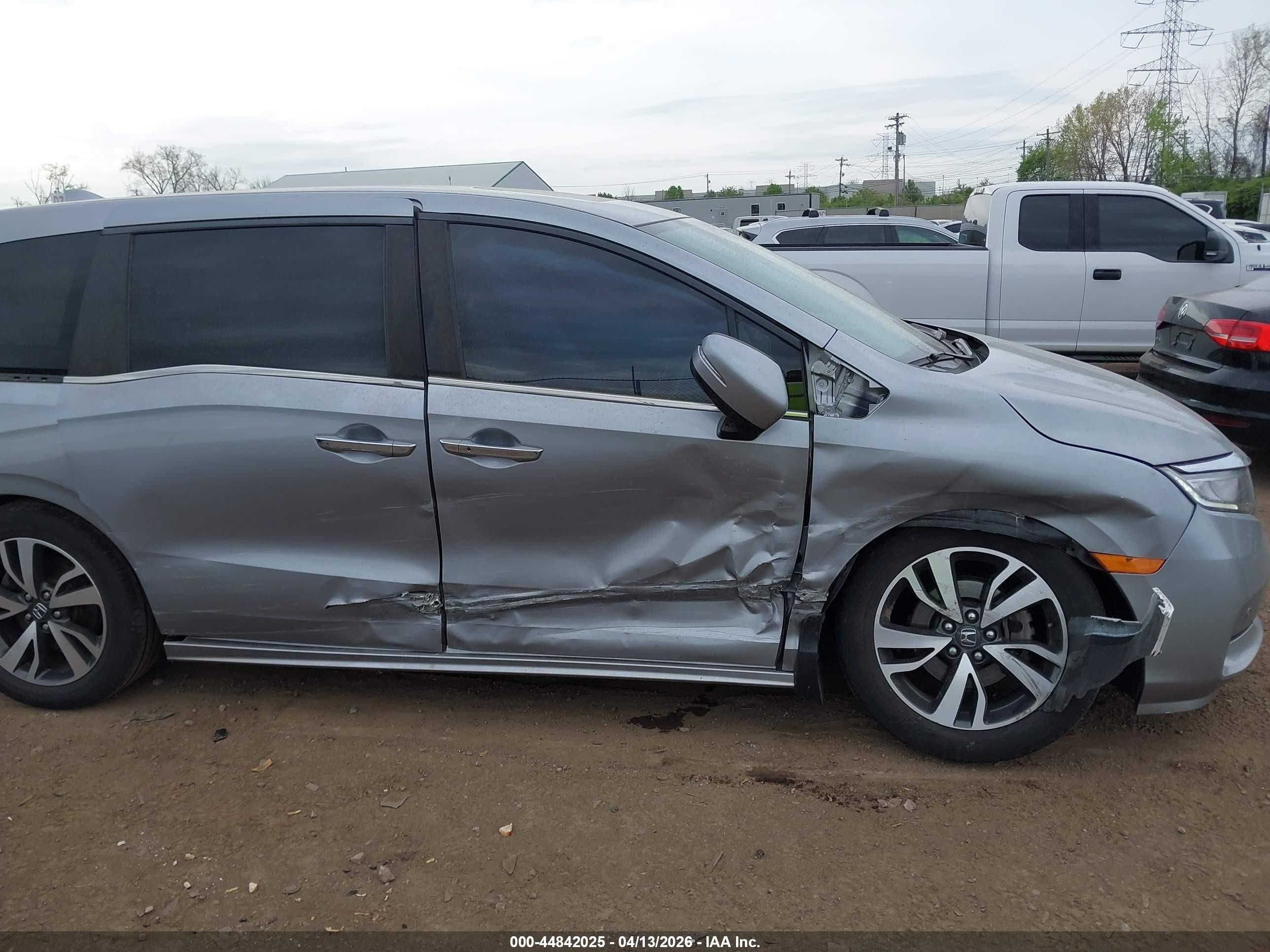 2021 Honda Odyssey Touring Silver vin: 5FNRL6H85MB035314