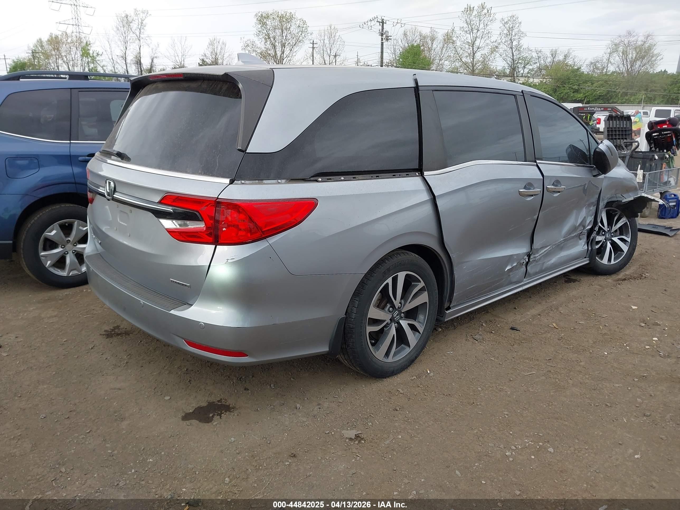 2021 Honda Odyssey Touring Silver vin: 5FNRL6H85MB035314