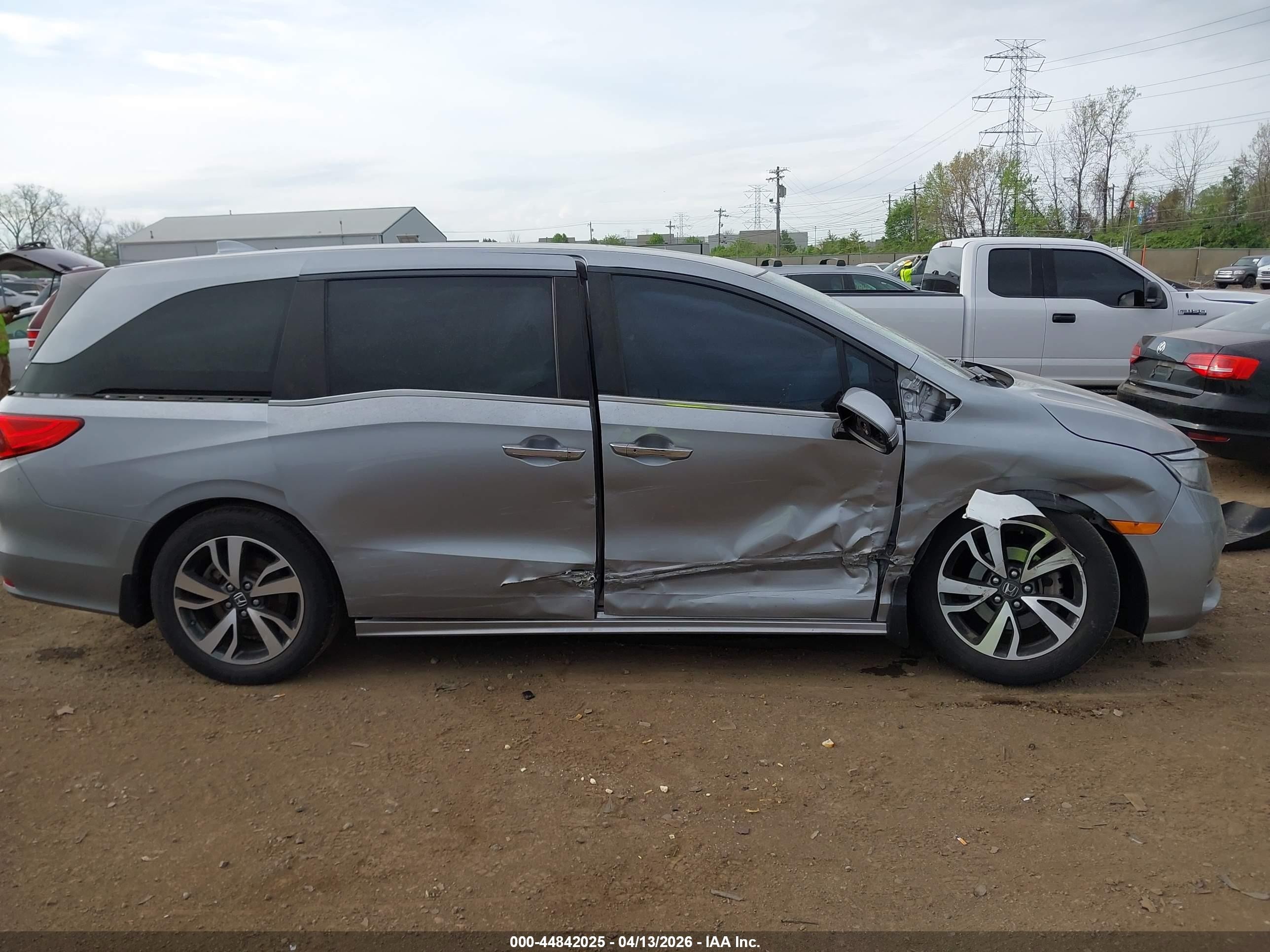 2021 Honda Odyssey Touring Silver vin: 5FNRL6H85MB035314