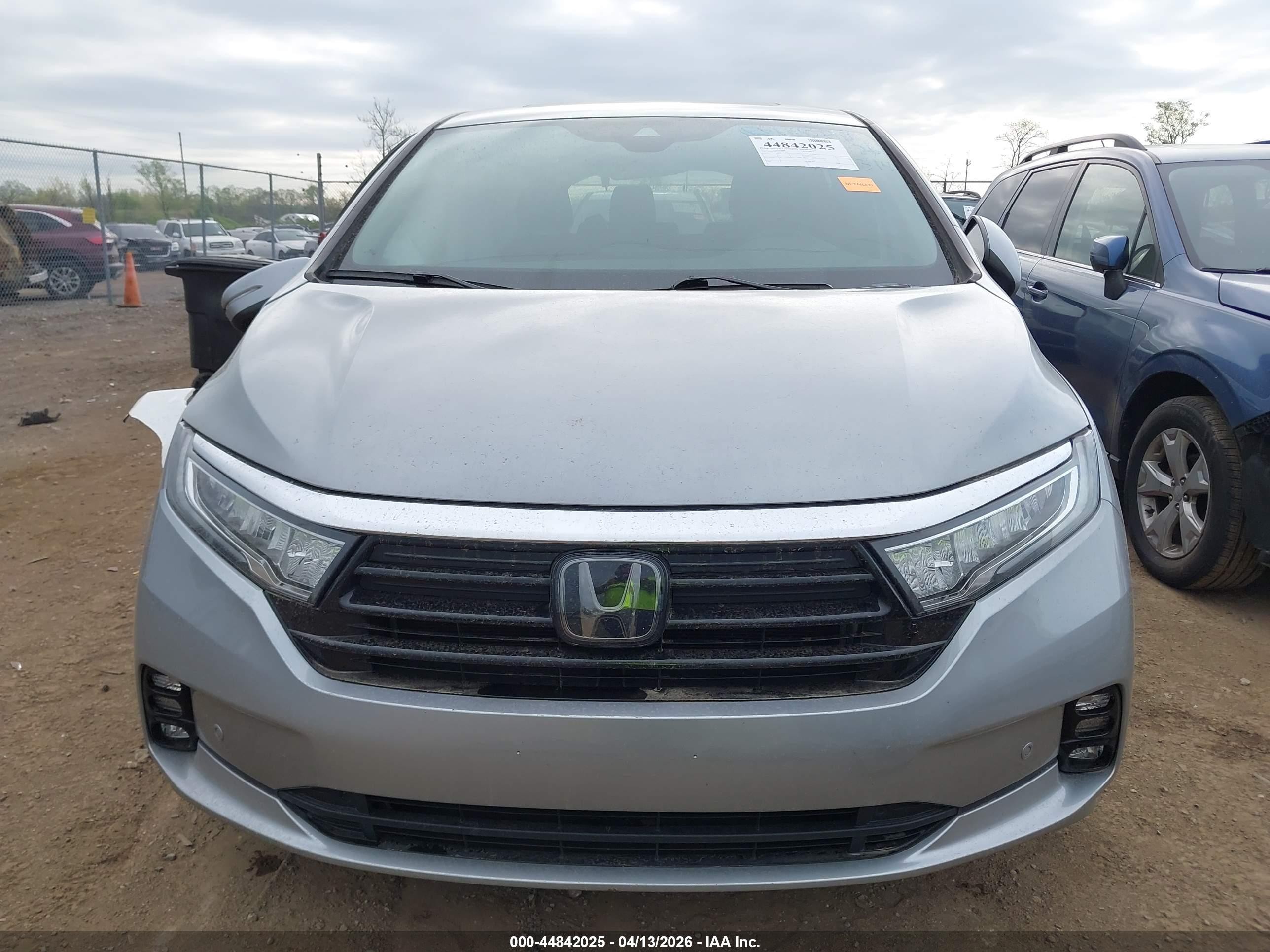 2021 Honda Odyssey Touring Silver vin: 5FNRL6H85MB035314