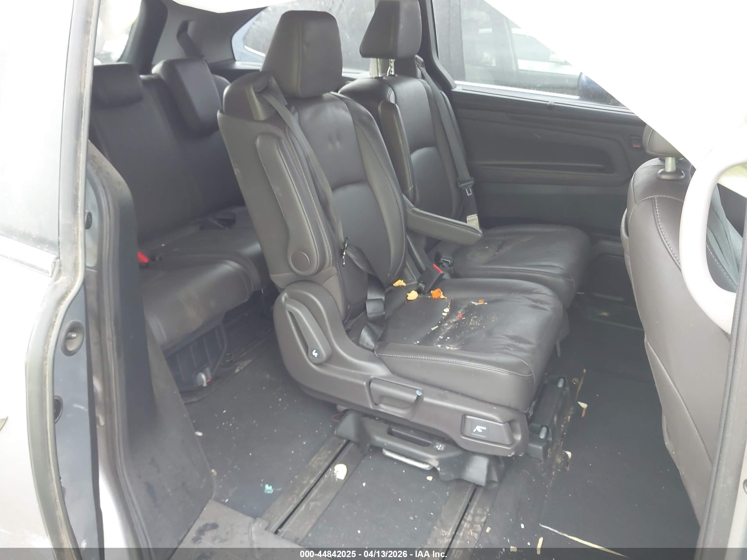 2021 Honda Odyssey Touring Silver vin: 5FNRL6H85MB035314