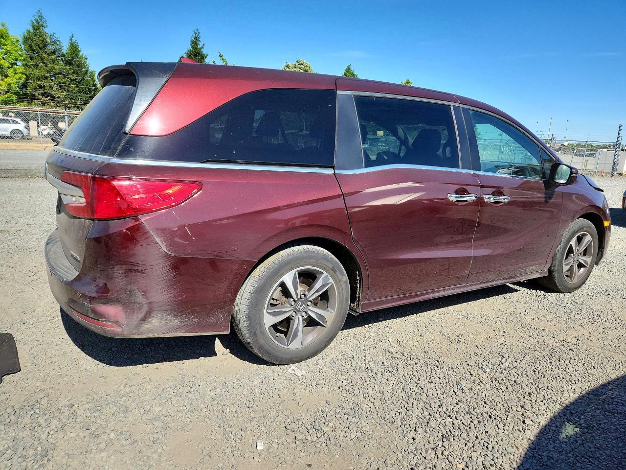 2018 Honda Odyssey Touring Burgundy vin: 5FNRL6H86JB023748