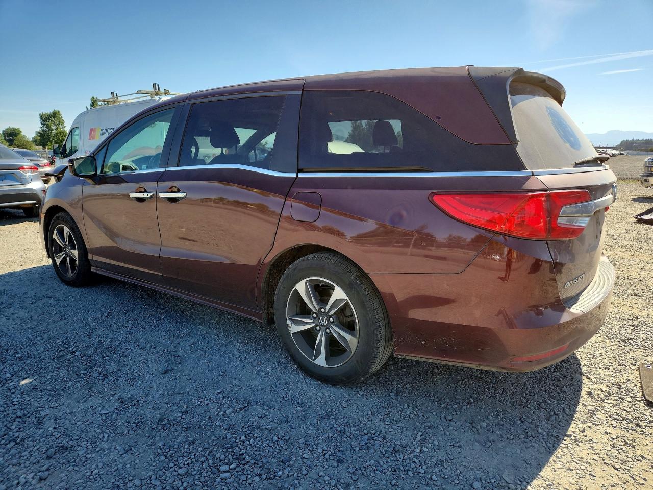 2018 Honda Odyssey Touring Burgundy vin: 5FNRL6H86JB023748