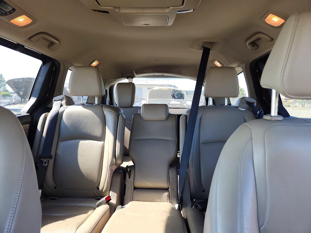 2018 Honda Odyssey Touring Burgundy vin: 5FNRL6H86JB023748