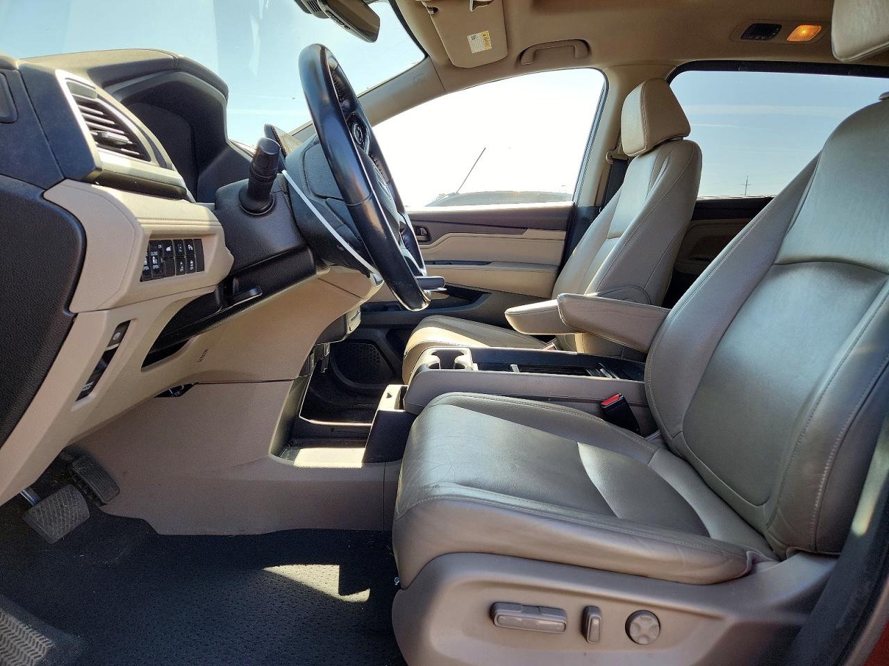 2018 Honda Odyssey Touring Burgundy vin: 5FNRL6H86JB023748