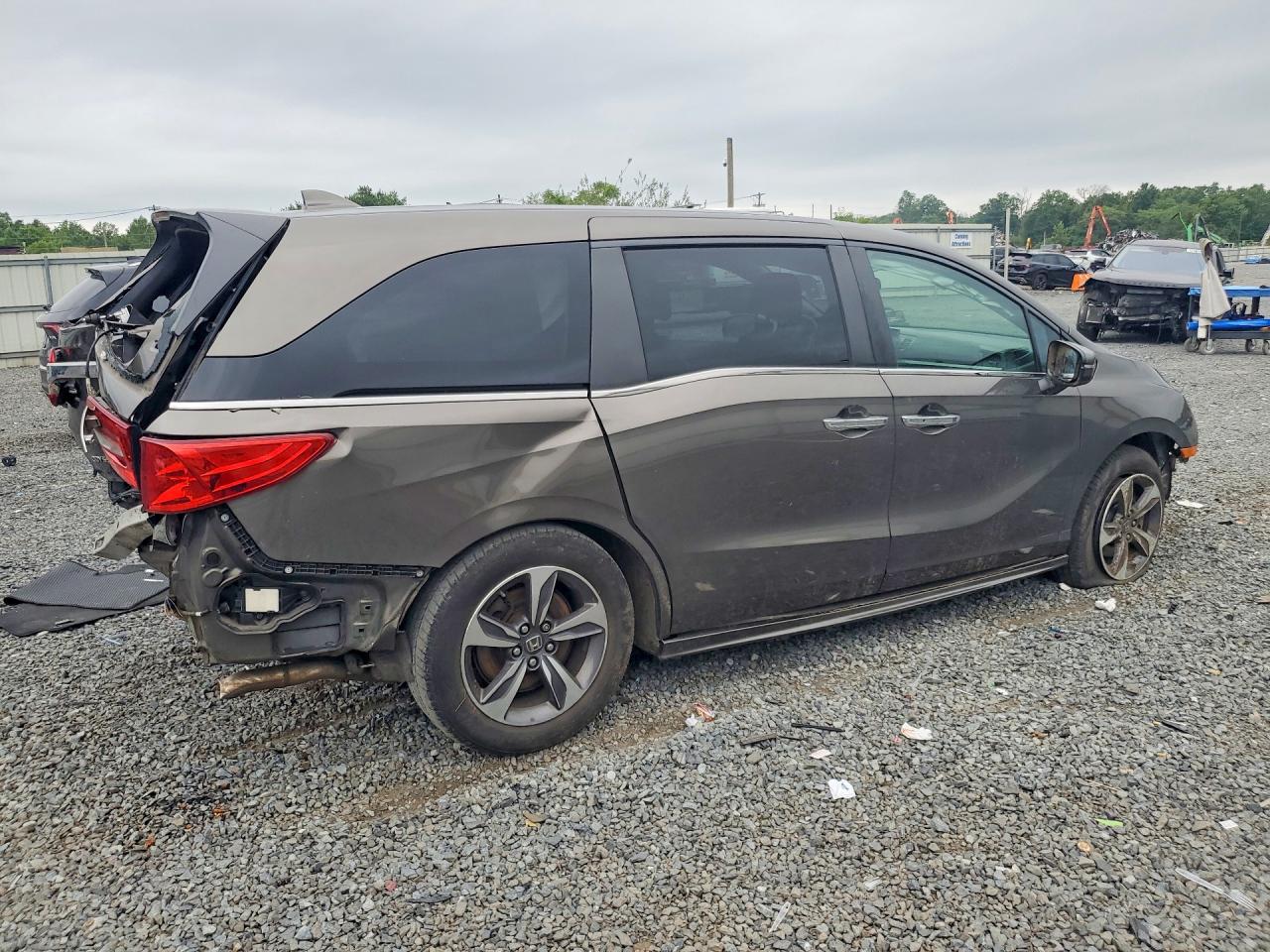 2018 Honda Odyssey Touring Brown vin: 5FNRL6H86JB065496