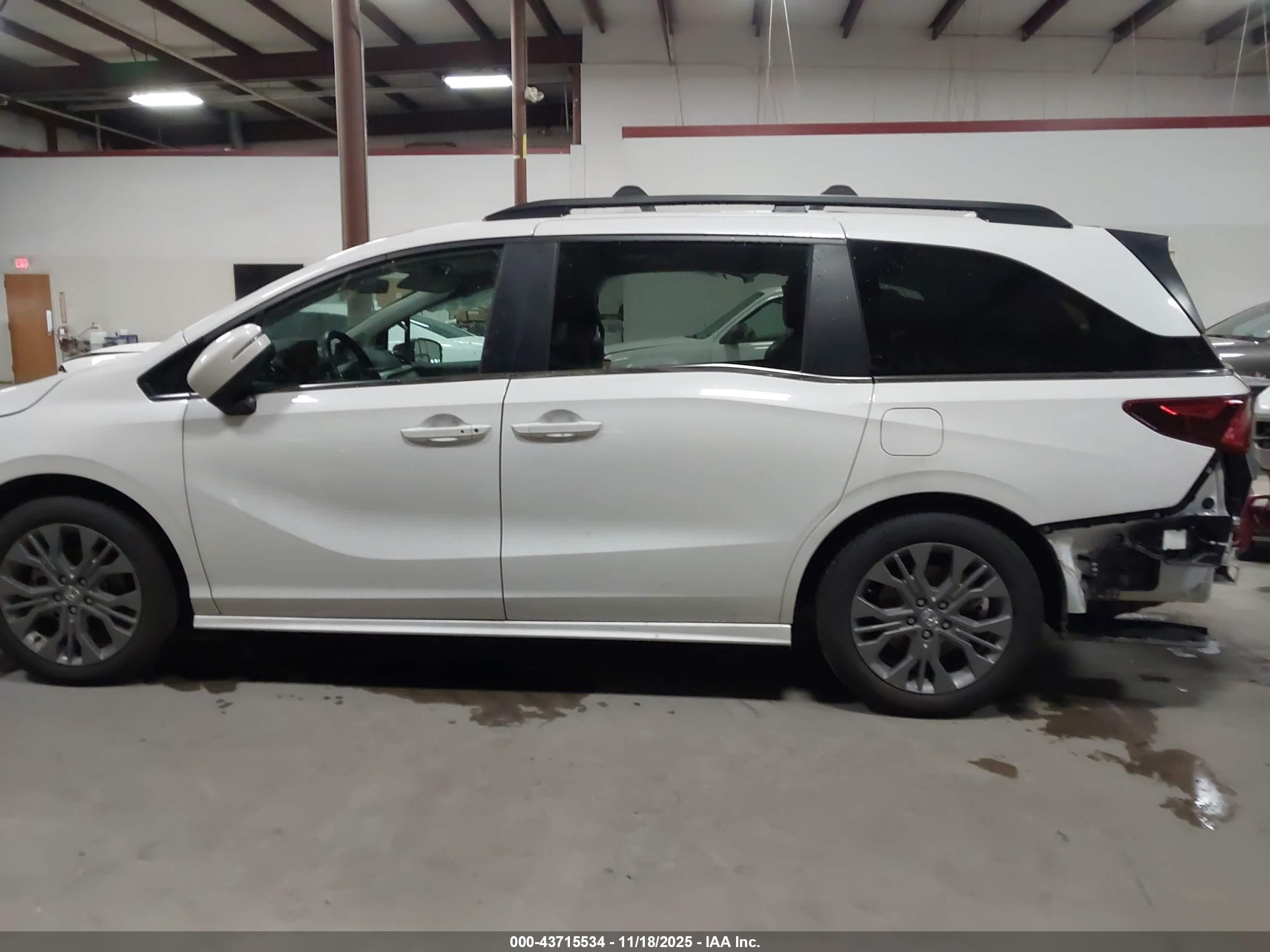 2025 Honda Odyssey Touring Белый vin: 5FNRL6H86SB045721