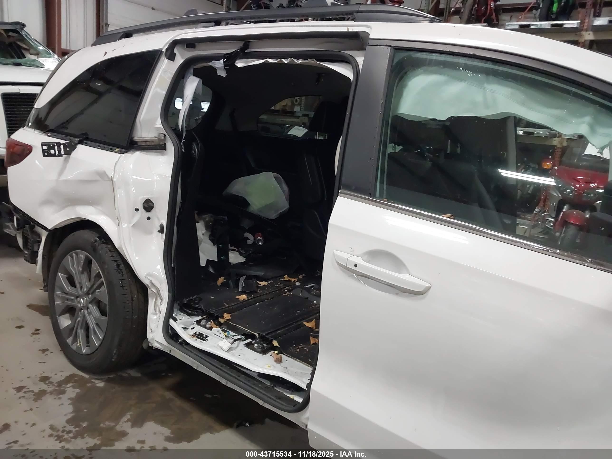 2025 Honda Odyssey Touring Белый vin: 5FNRL6H86SB045721