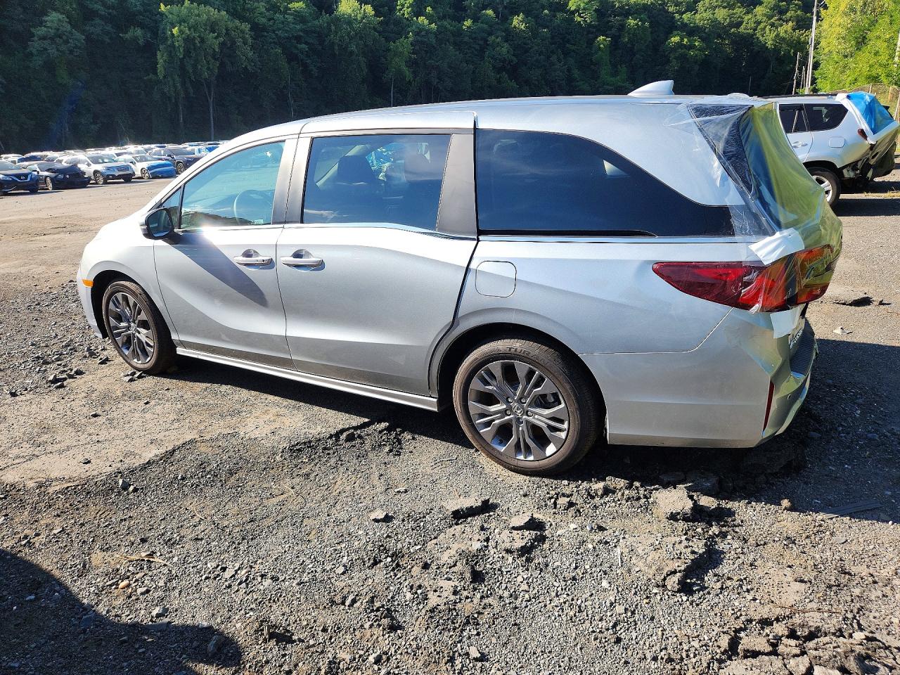 2026 Honda Odyssey Touring Серебряный vin: 5FNRL6H86TB031982