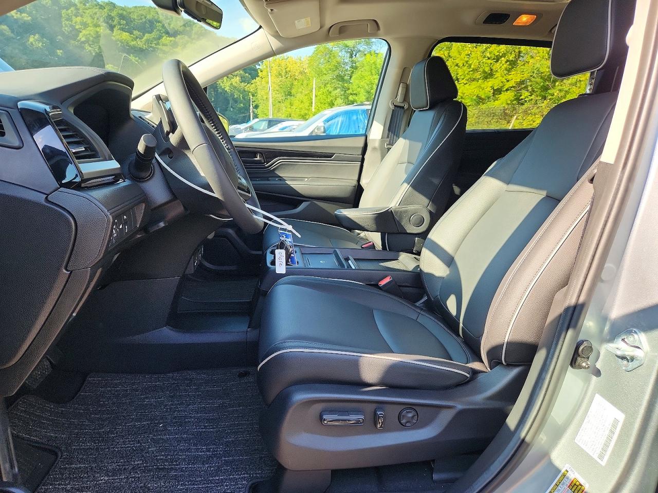 2026 Honda Odyssey Touring Серебряный vin: 5FNRL6H86TB031982