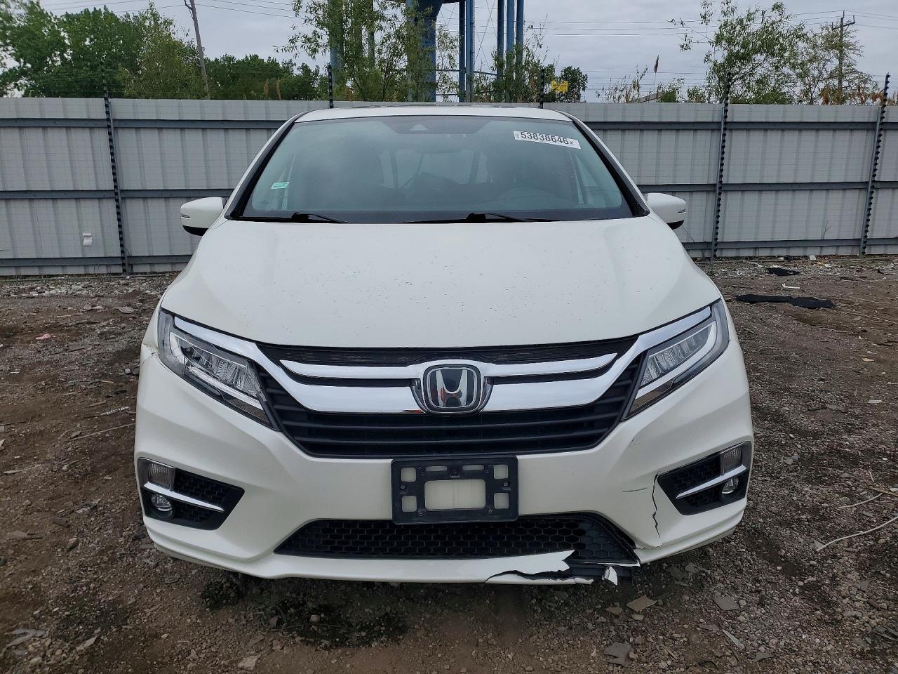 2018 Honda Odyssey Touring White vin: 5FNRL6H87JB000141