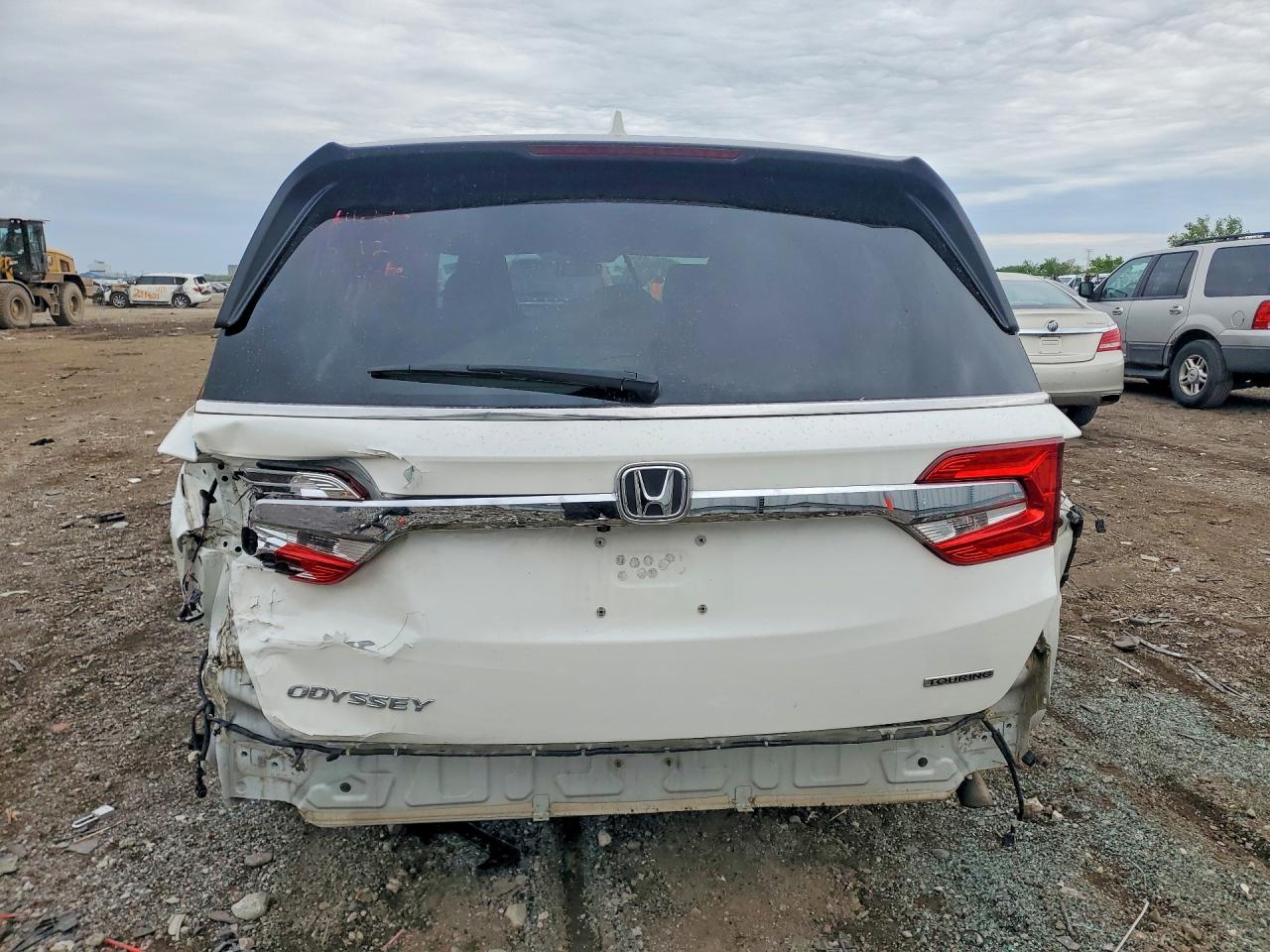 2018 Honda Odyssey Touring White vin: 5FNRL6H87JB000141