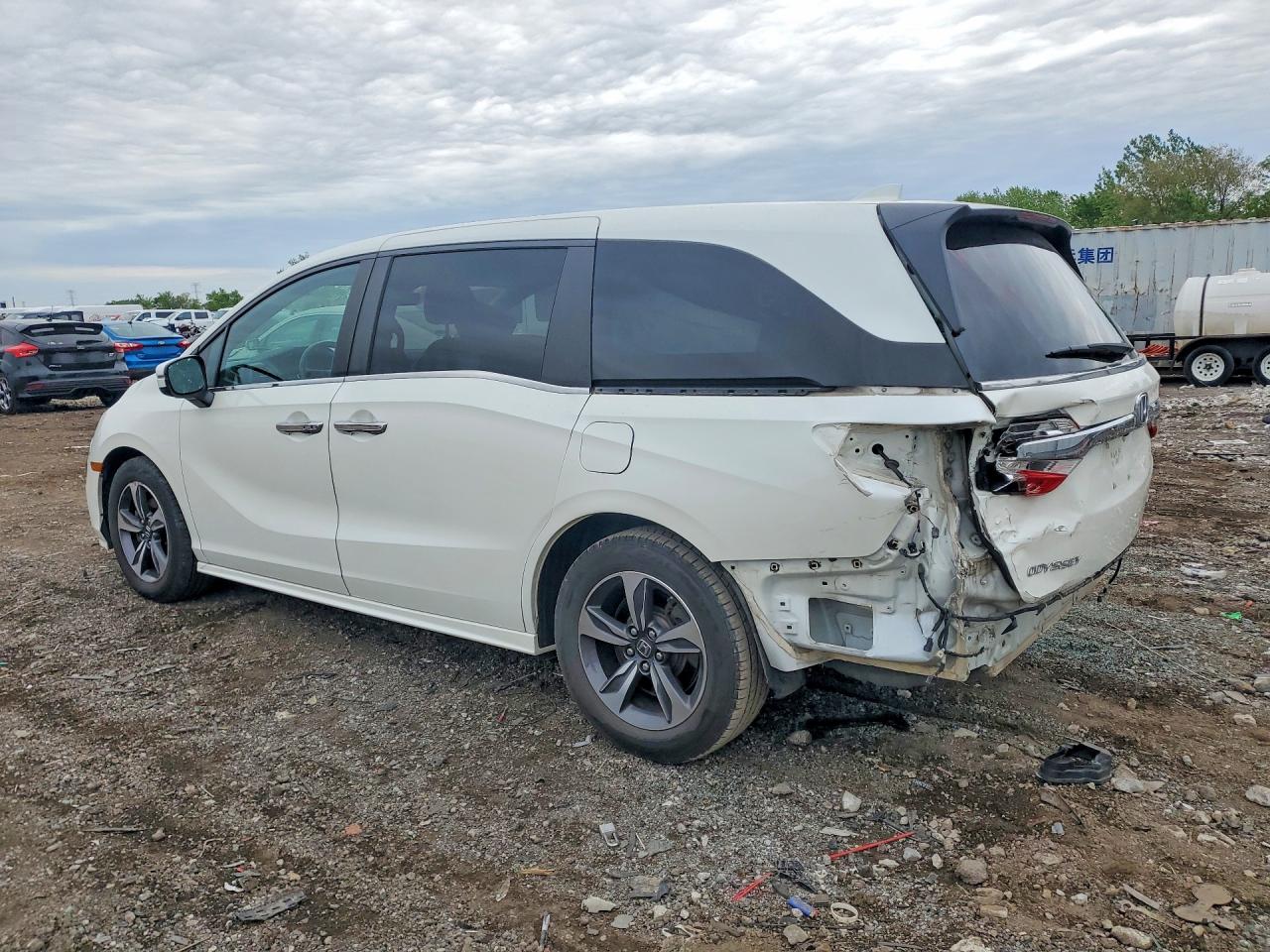 2018 Honda Odyssey Touring White vin: 5FNRL6H87JB000141