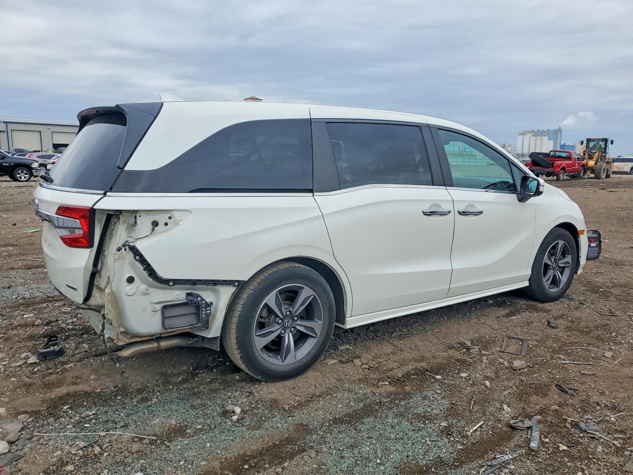 2018 Honda Odyssey Touring White vin: 5FNRL6H87JB000141