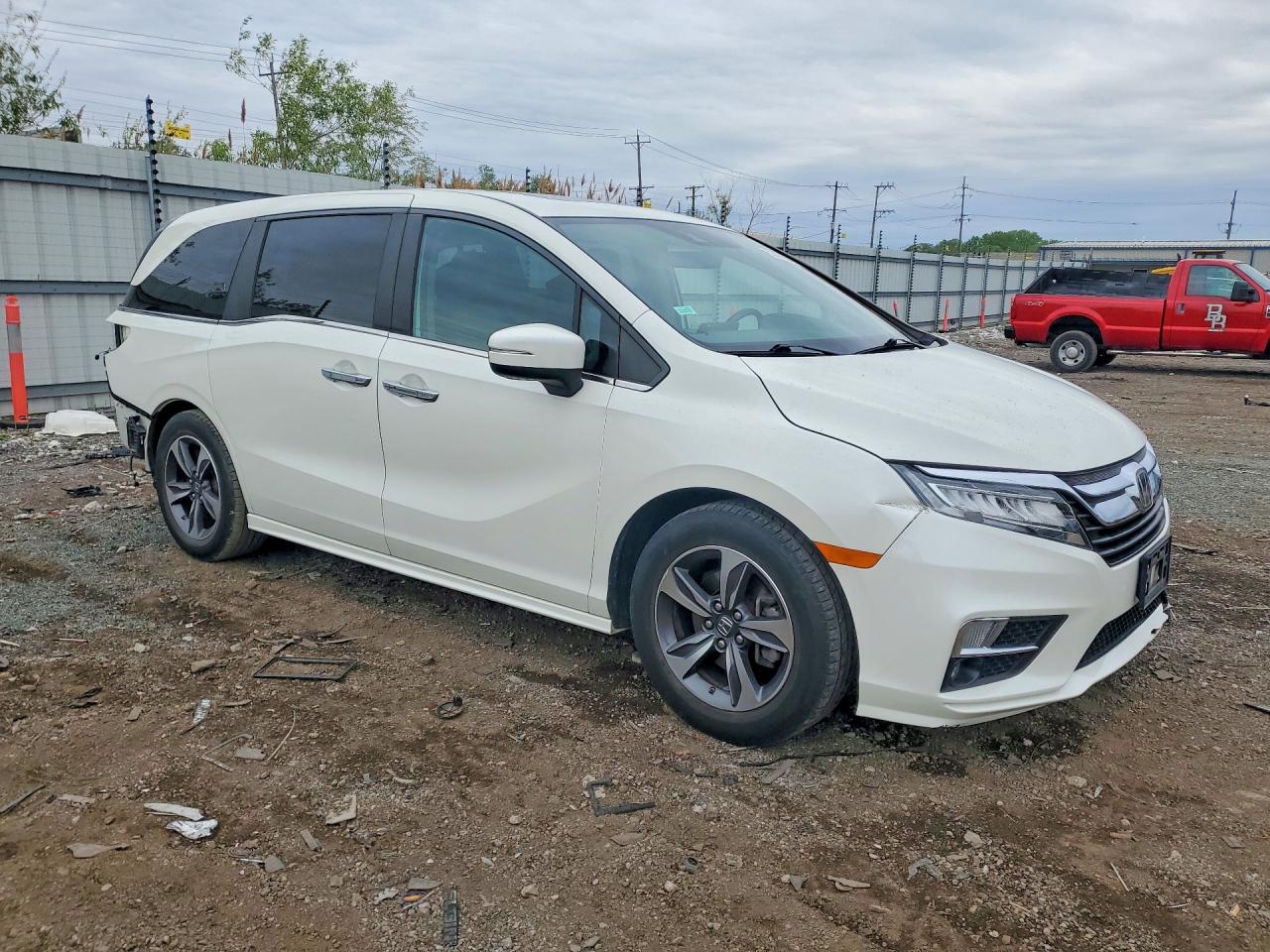 2018 Honda Odyssey Touring White vin: 5FNRL6H87JB000141