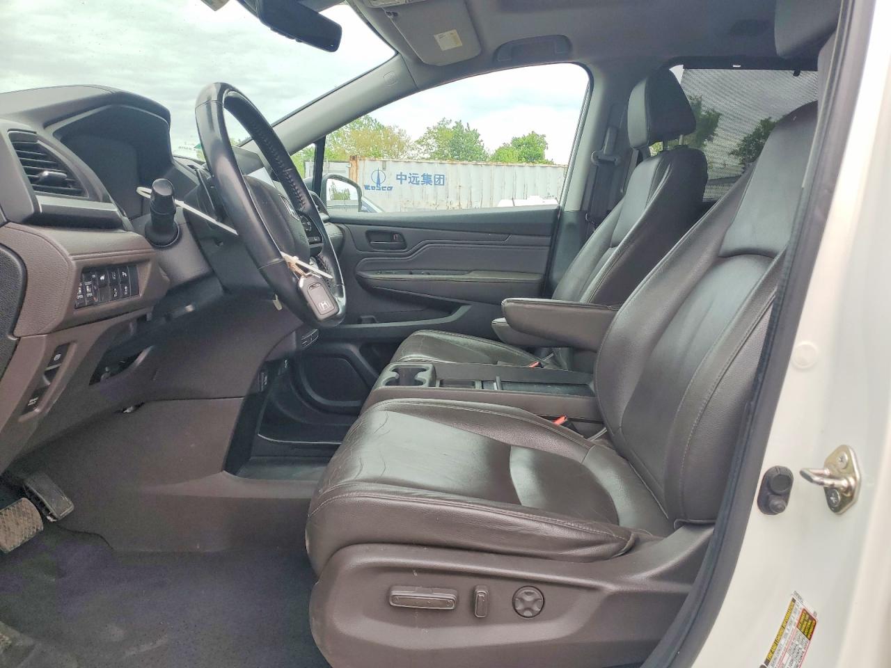 2018 Honda Odyssey Touring White vin: 5FNRL6H87JB000141