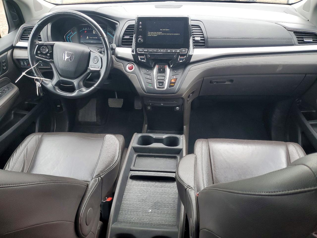2018 Honda Odyssey Touring White vin: 5FNRL6H87JB000141